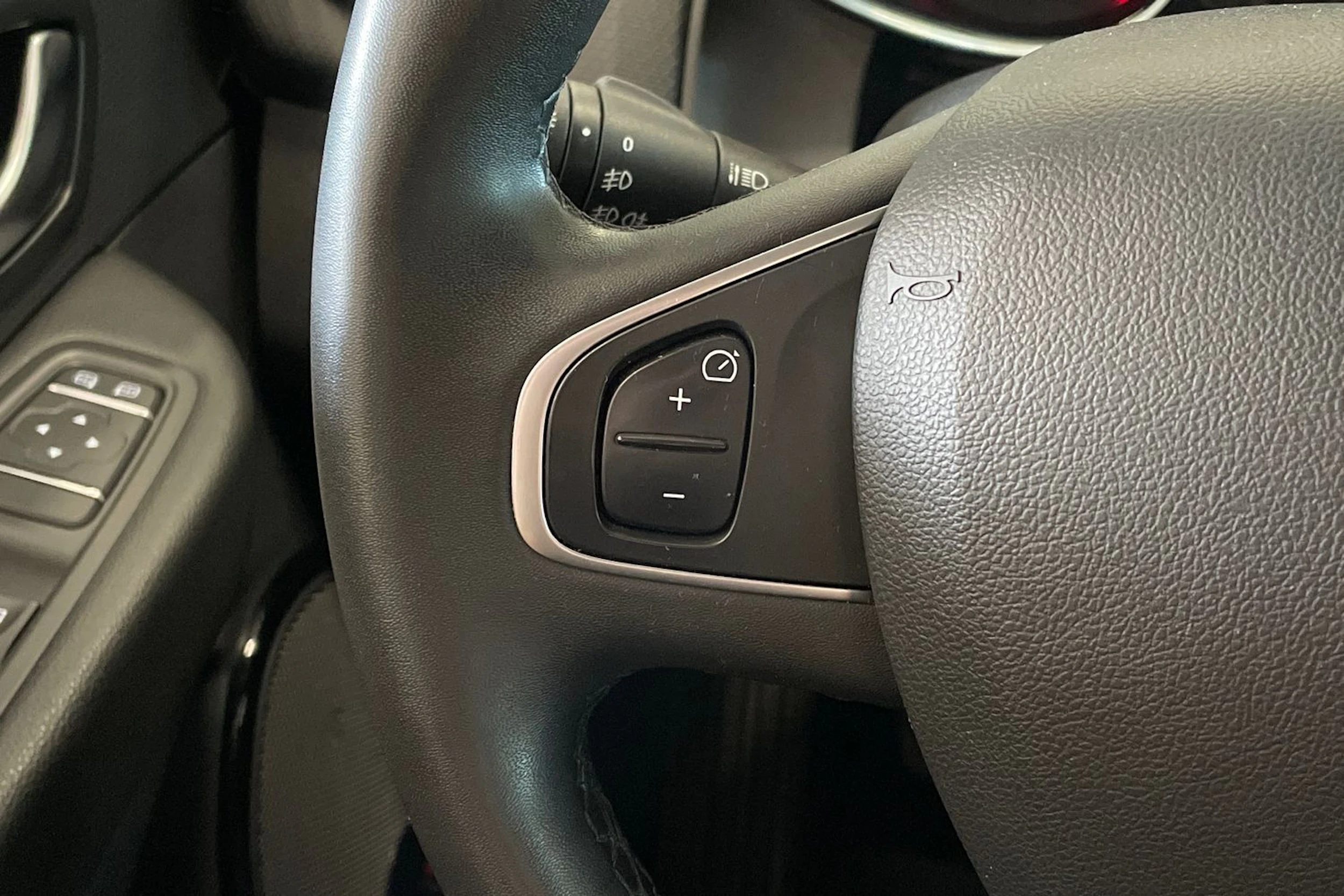 punainen Renault Clio 2019 kuva 15.