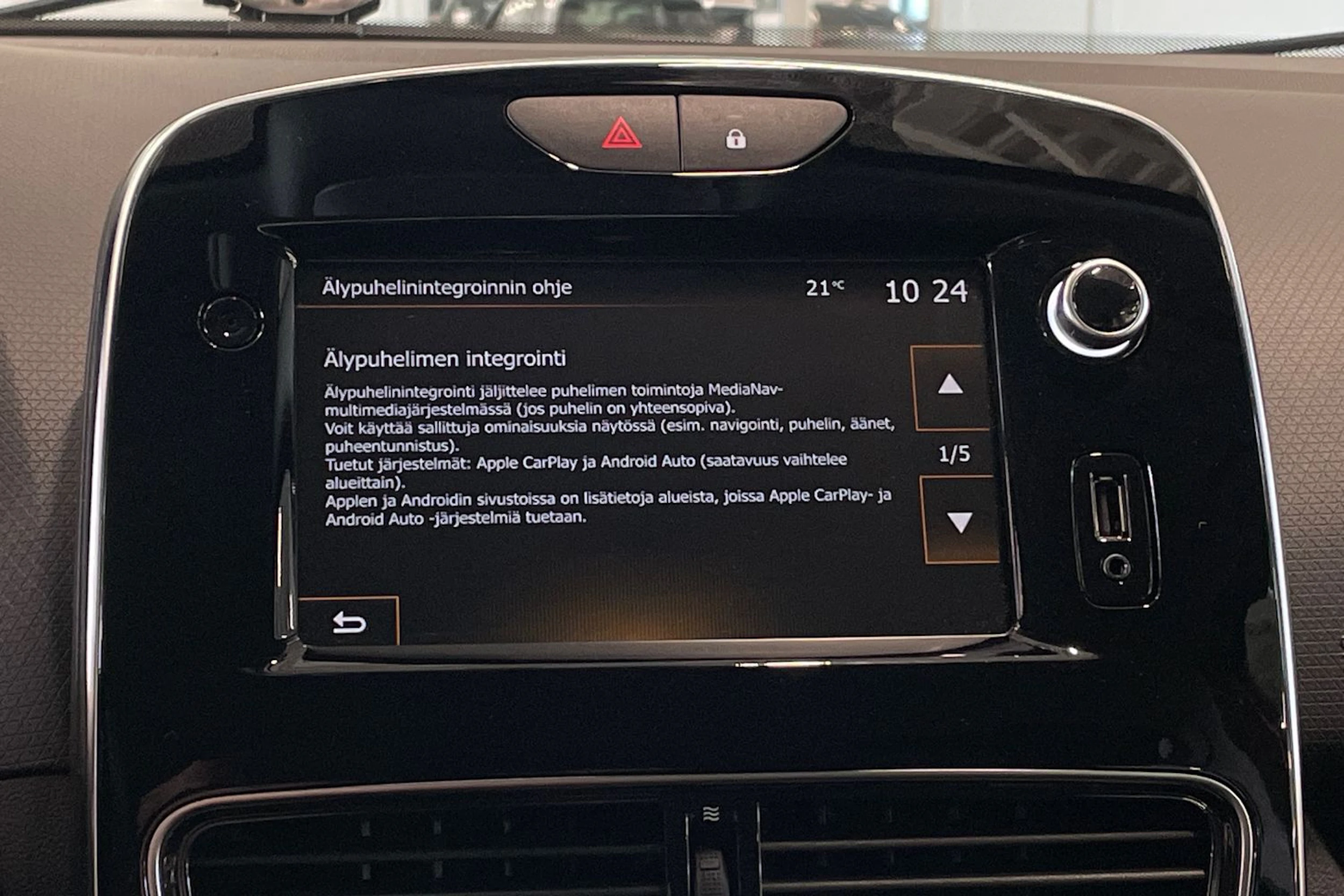 punainen Renault Clio 2019 kuva 18.