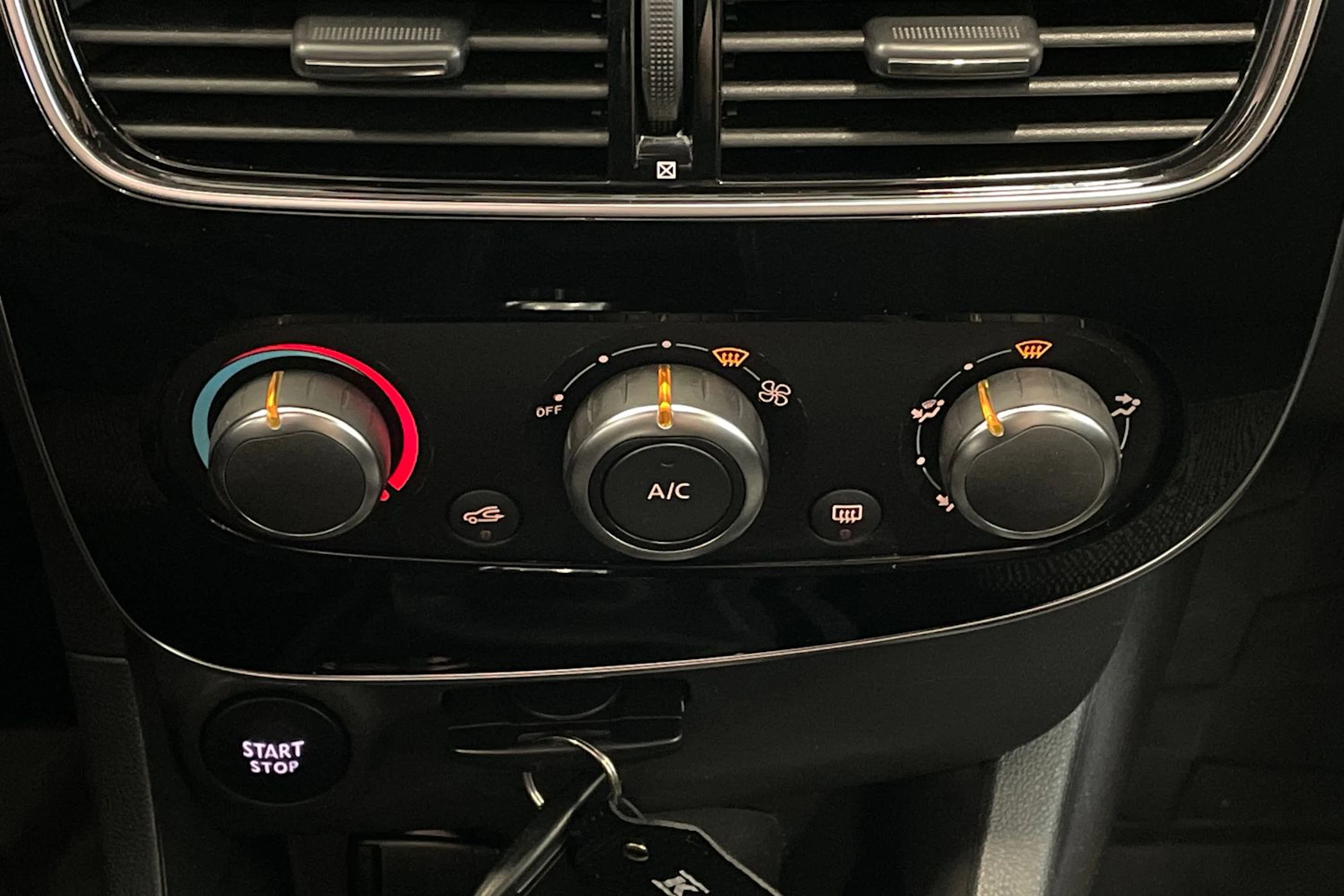 punainen Renault Clio 2019 kuva 20.
