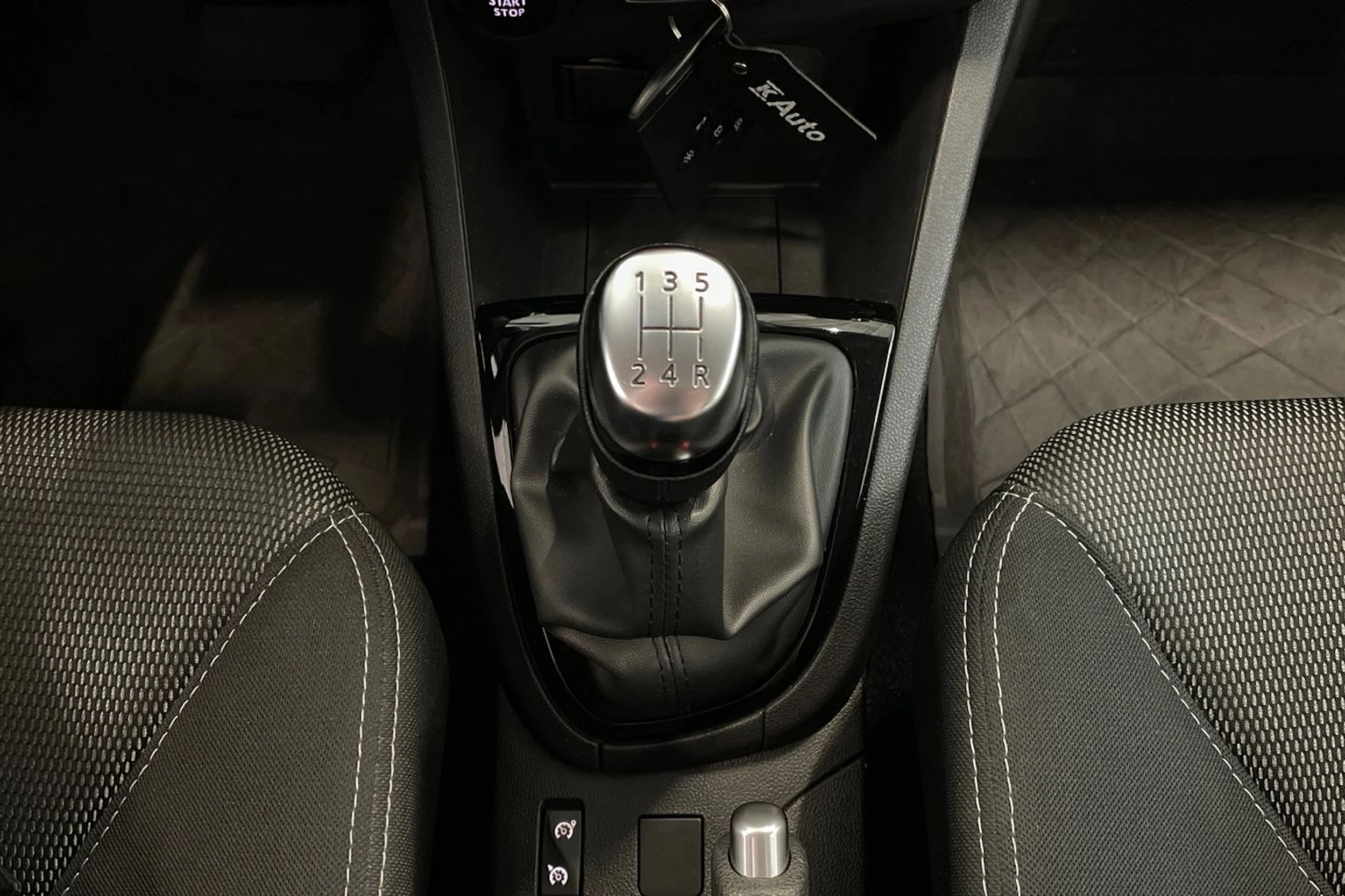 punainen Renault Clio 2019 kuva 21.