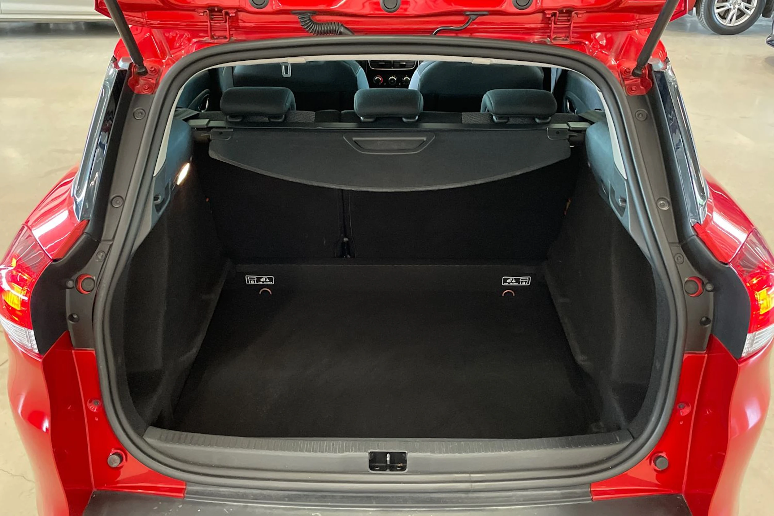 punainen Renault Clio 2019 kuva 24.