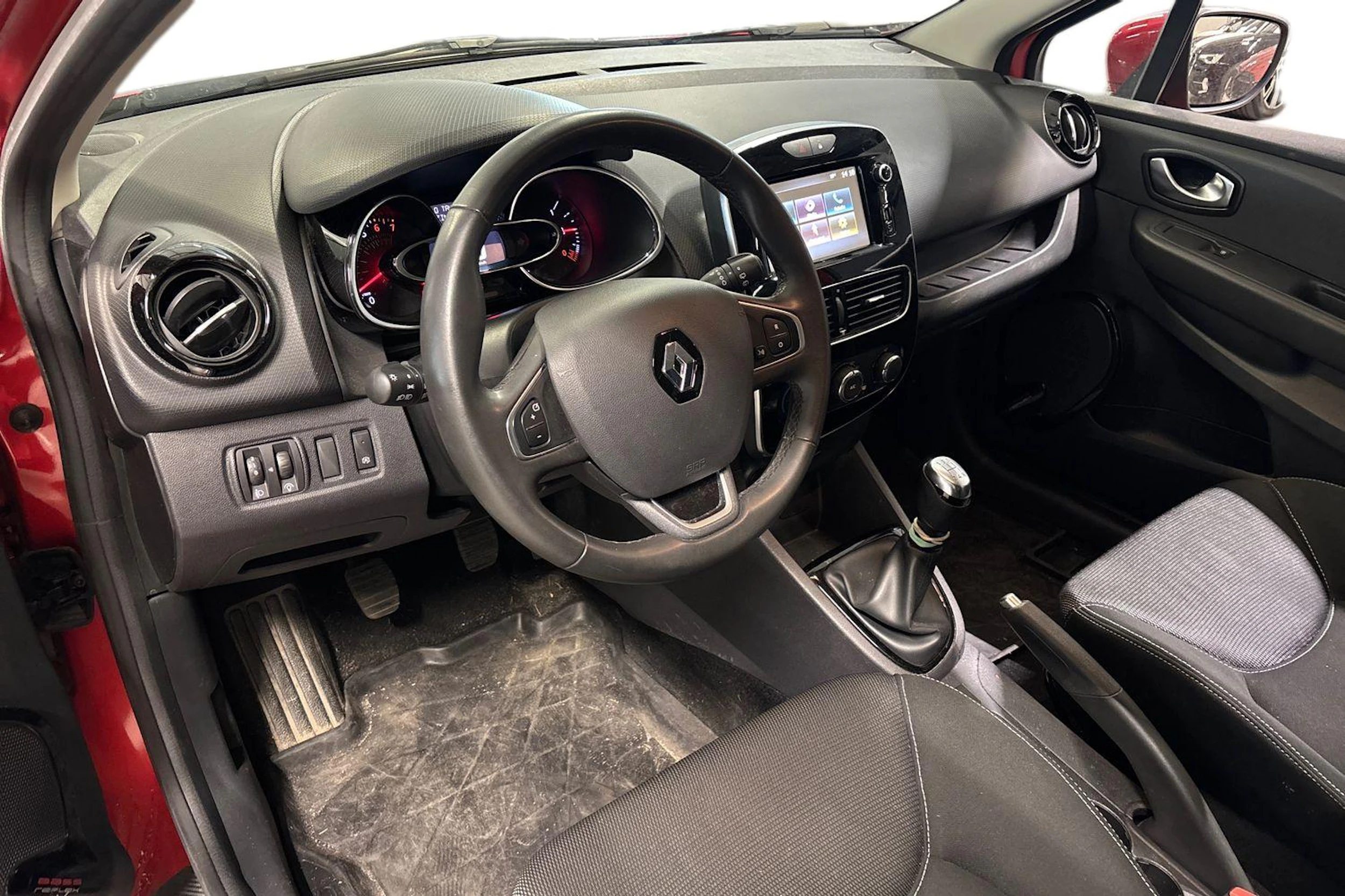 punainen Renault Clio 2019 kuva 3.