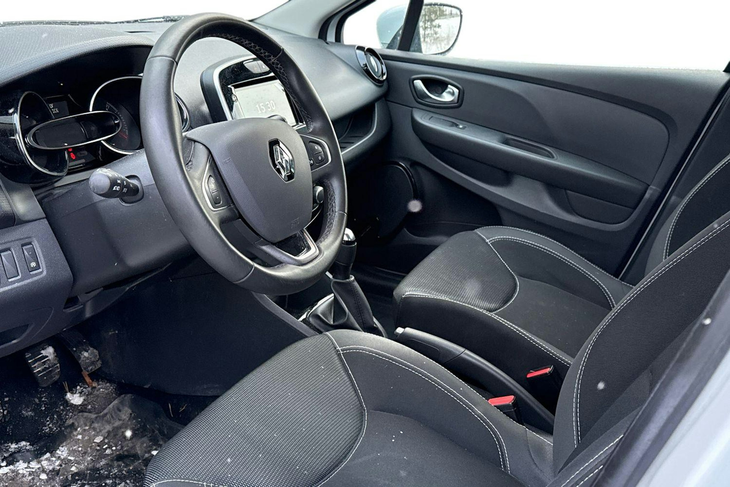 valkoinen Renault Clio 2019 kuva 3.