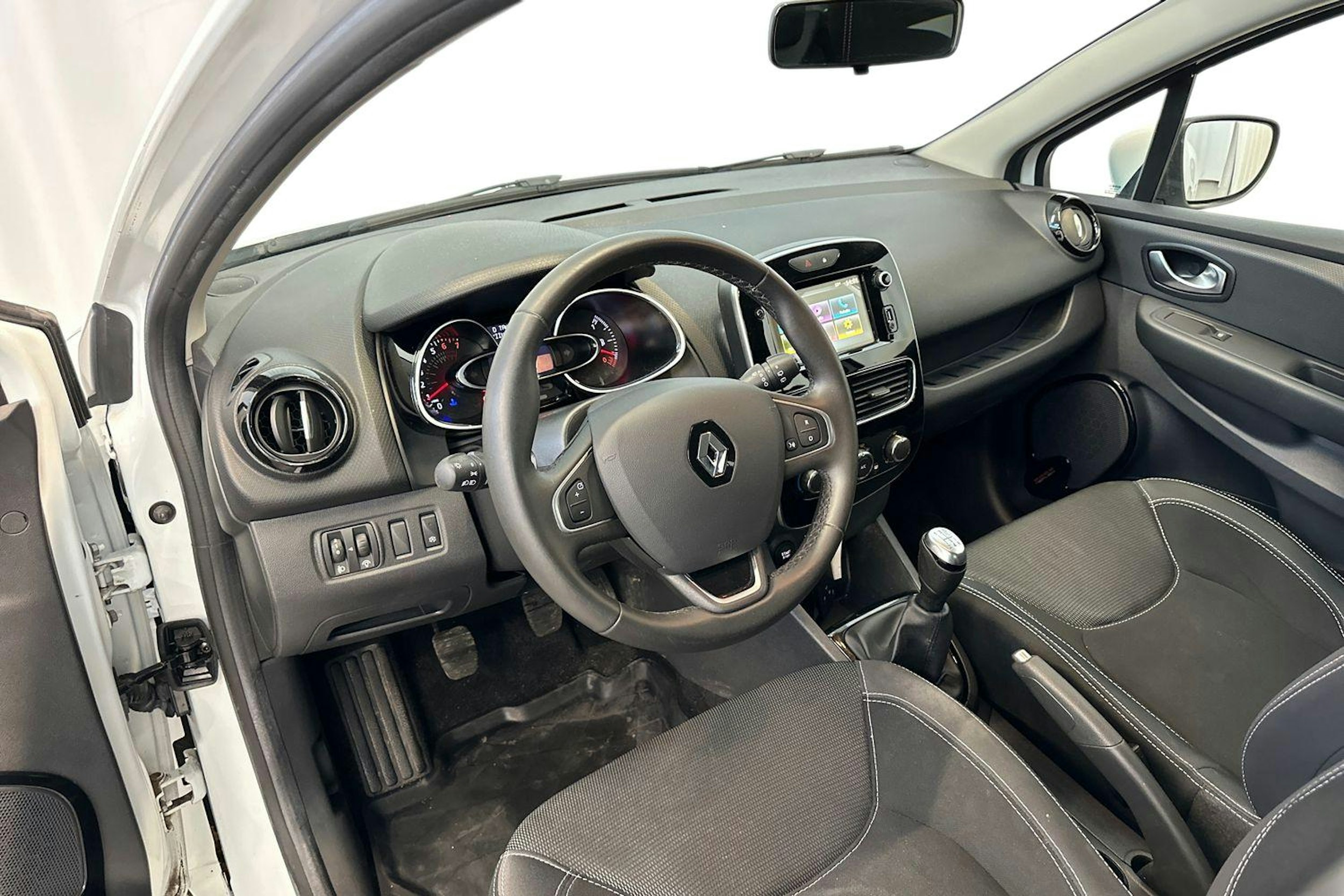 valkoinen Renault Clio 2019 kuva 7.