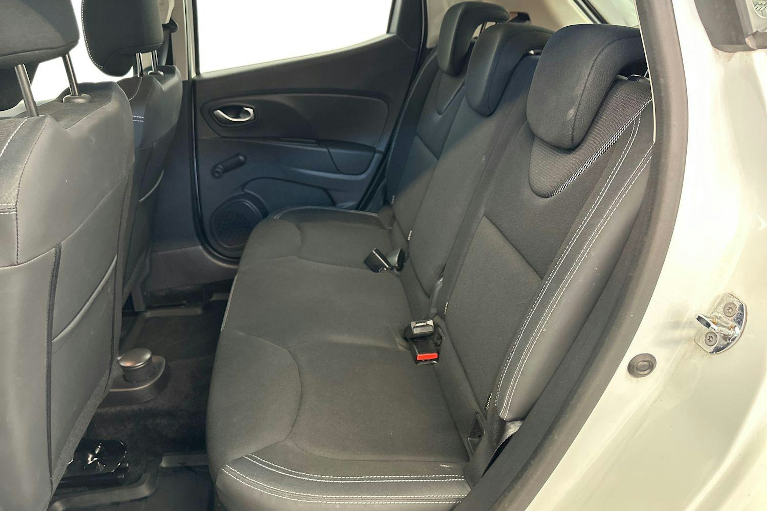 valkoinen Renault Clio 2019 kuva 10.