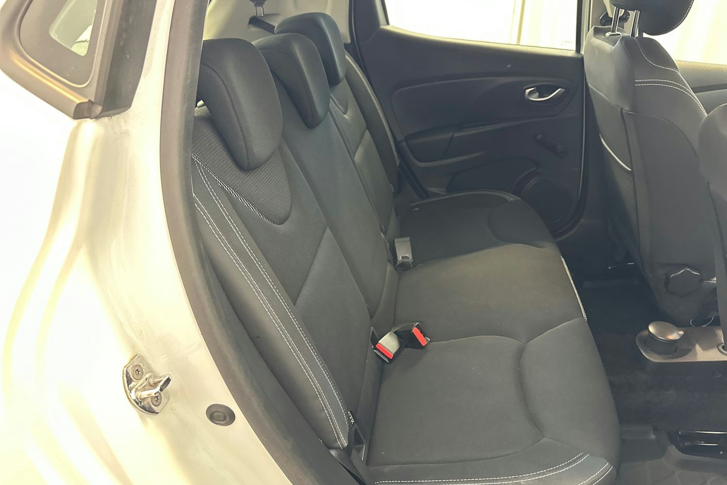 valkoinen Renault Clio 2019 kuva 14.