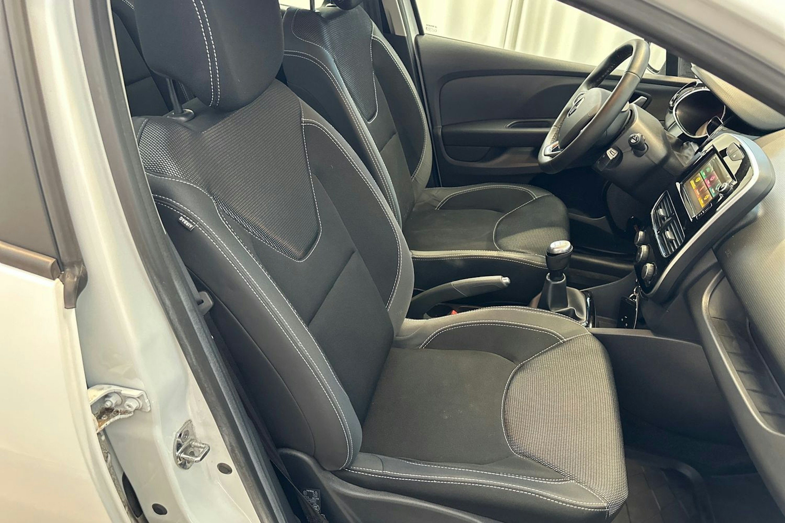 valkoinen Renault Clio 2019 kuva 15.