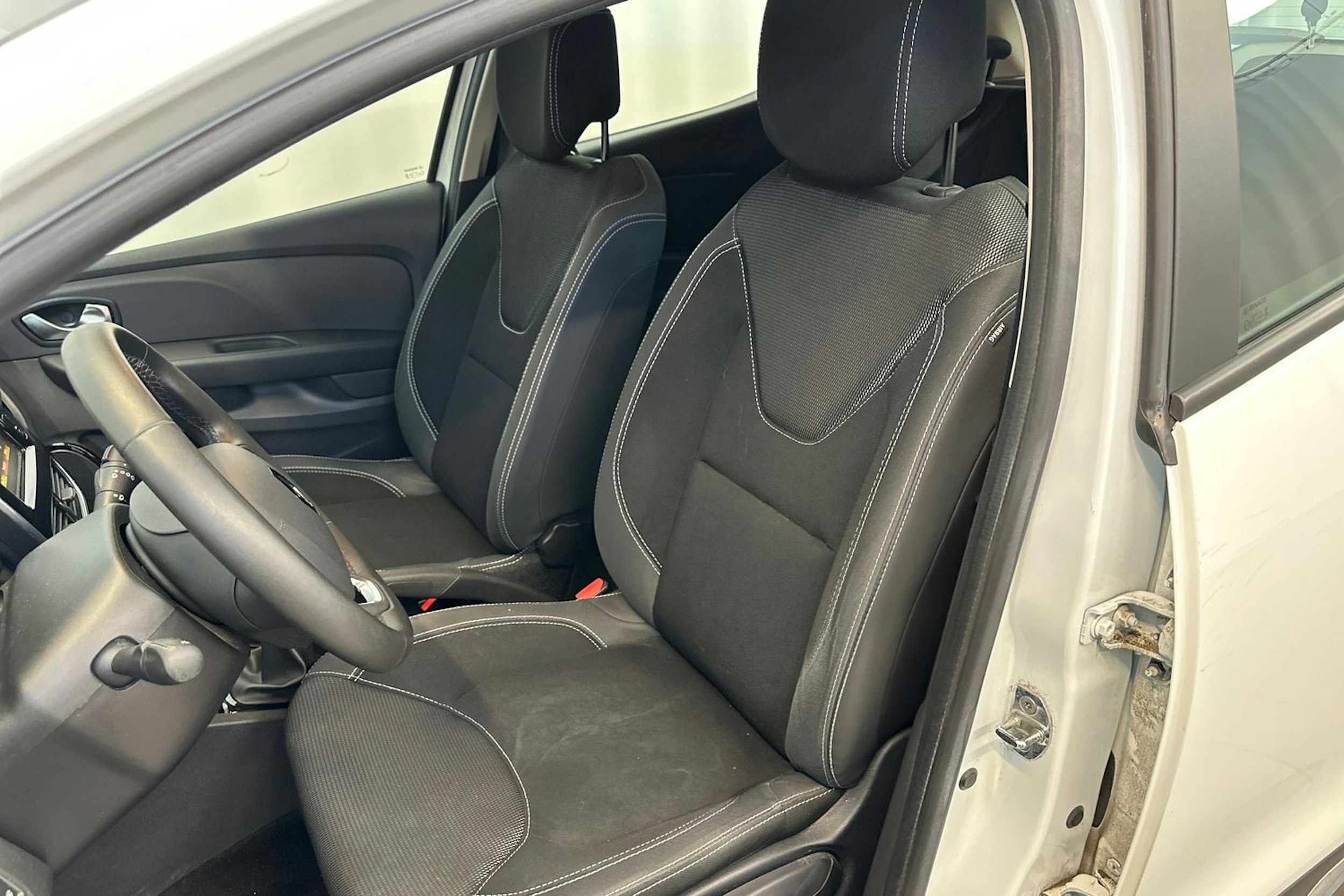 valkoinen Renault Clio 2019 kuva 17.