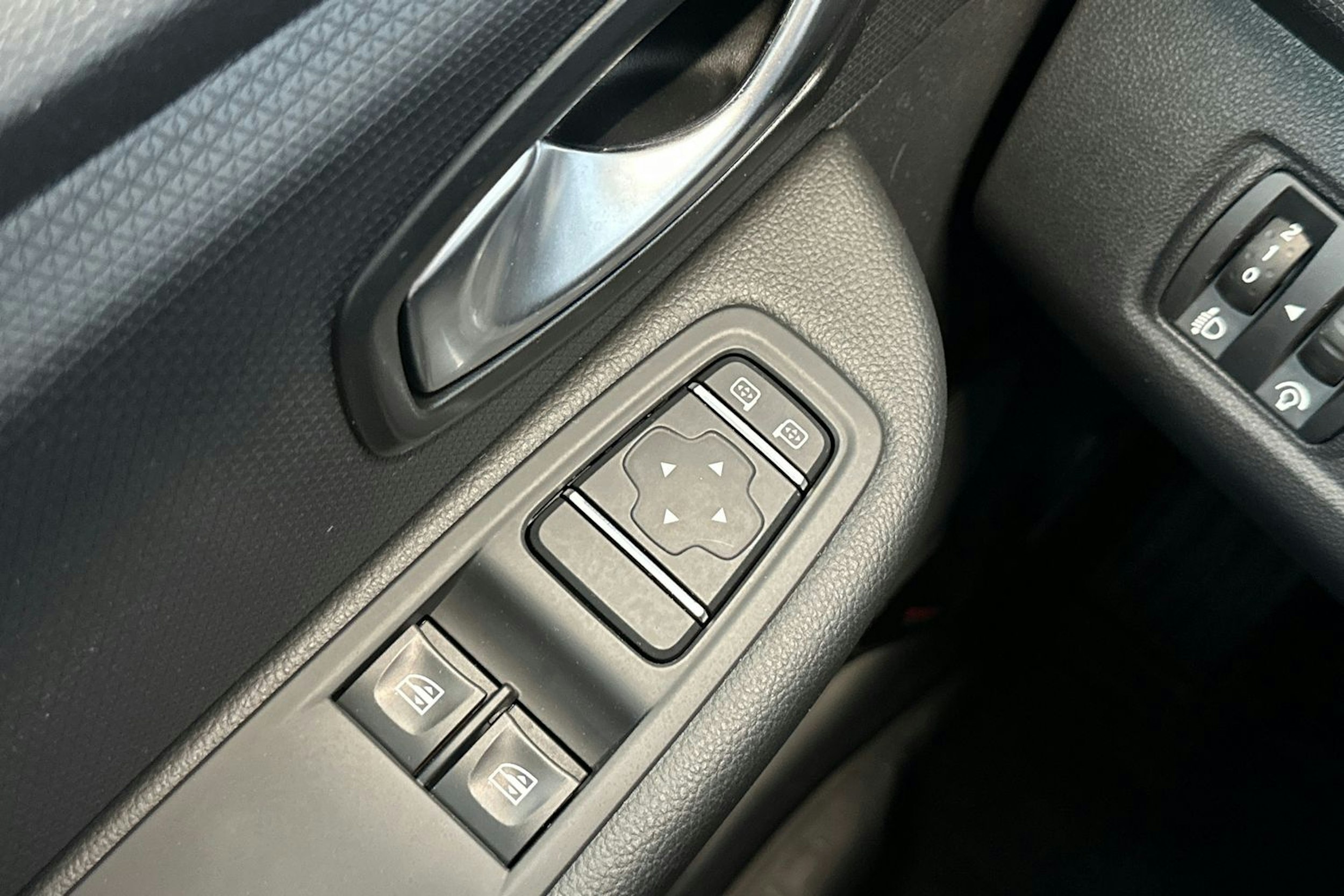 valkoinen Renault Clio 2019 kuva 18.