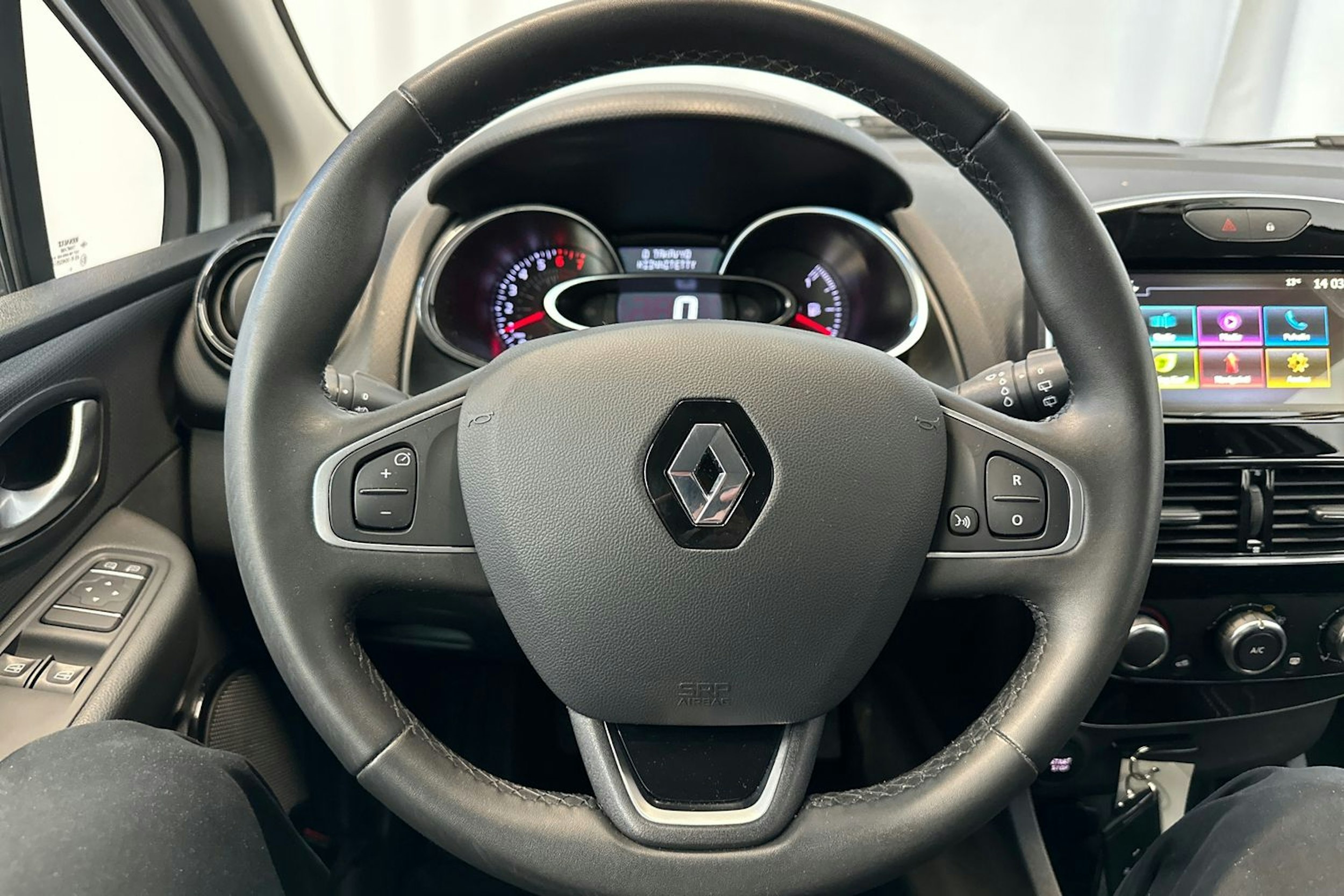 valkoinen Renault Clio 2019 kuva 19.