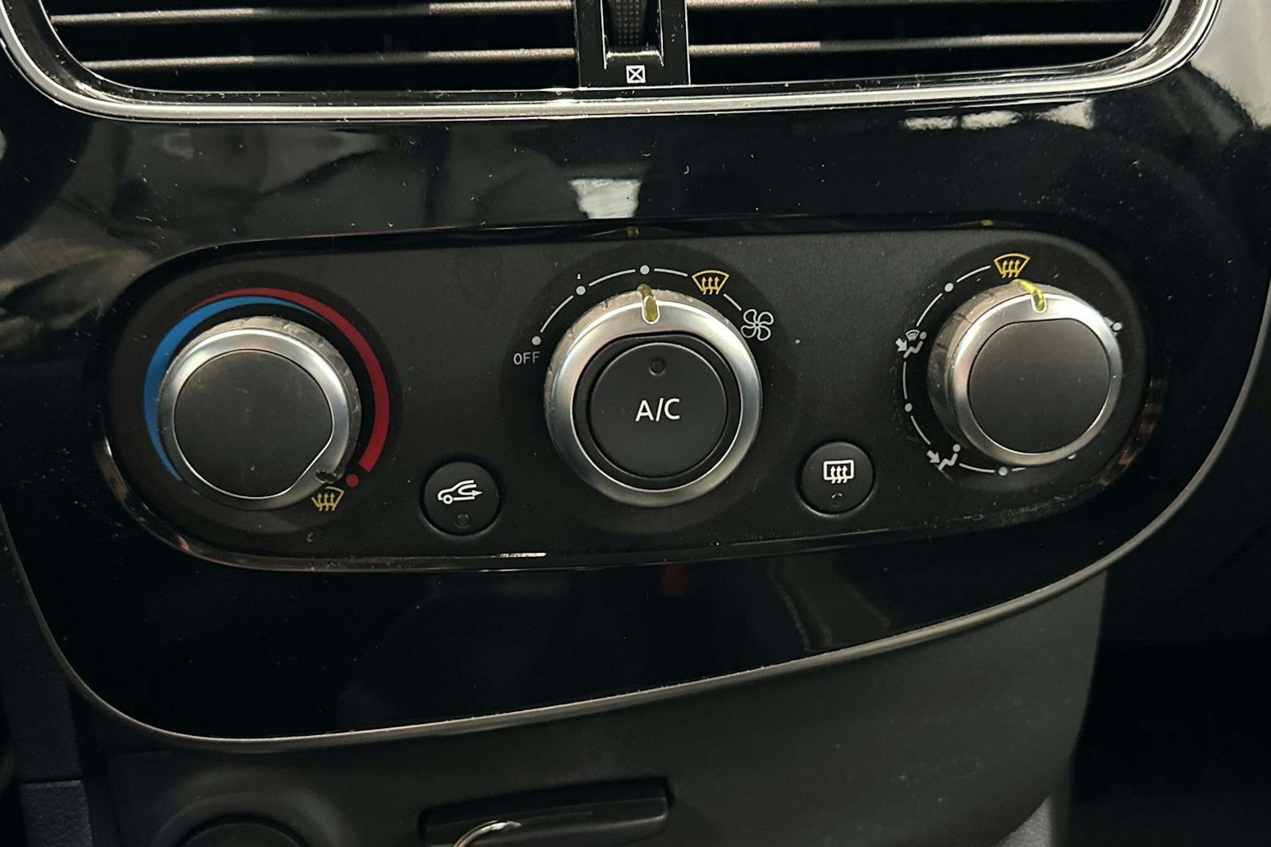 valkoinen Renault Clio 2019 kuva 25.