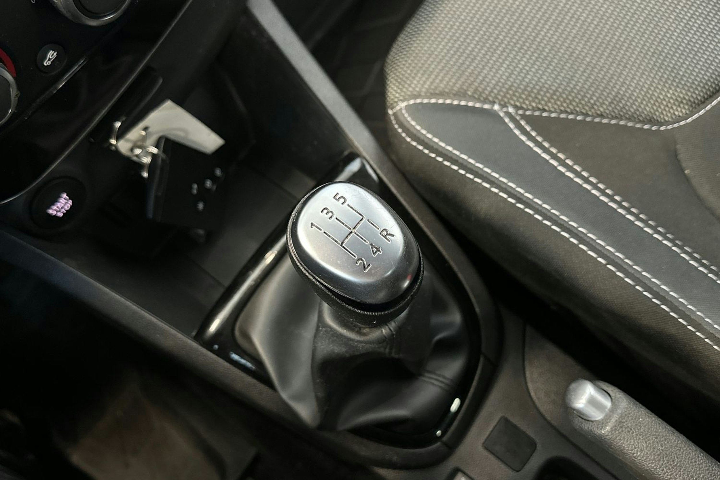 valkoinen Renault Clio 2019 kuva 27.