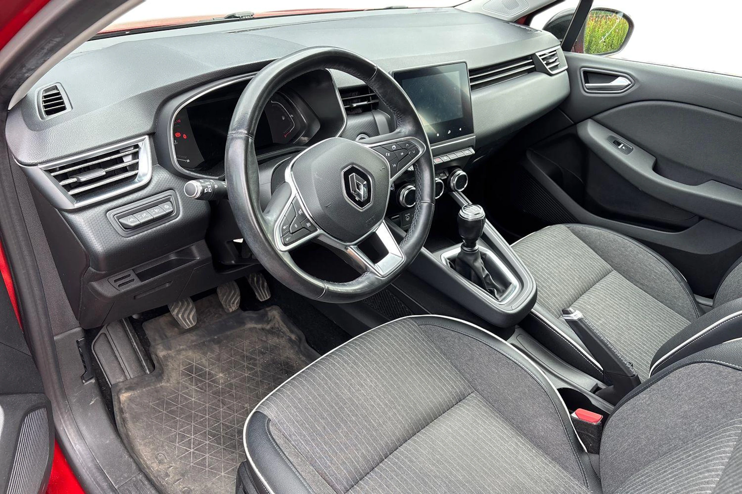 punainen Renault Clio 2020 kuva 3.