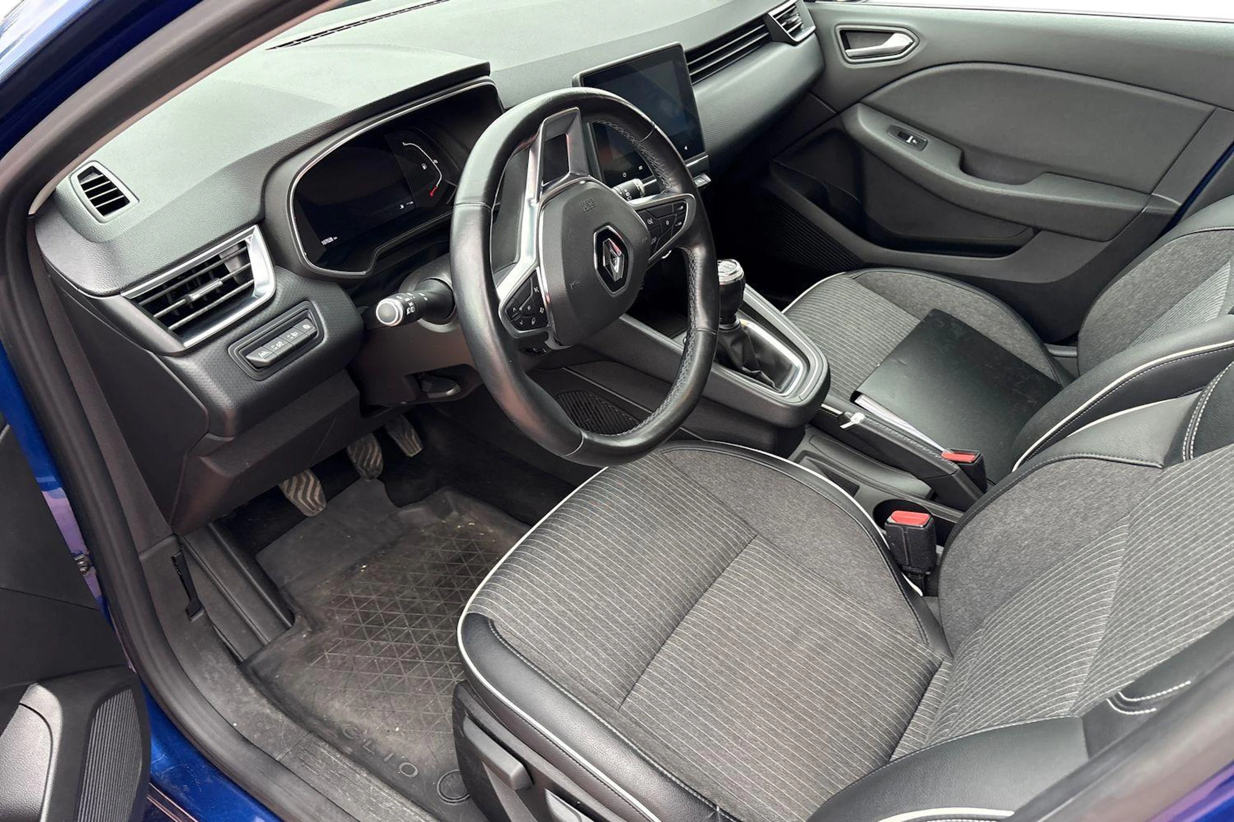 sininen Renault Clio 2020 kuva 3.