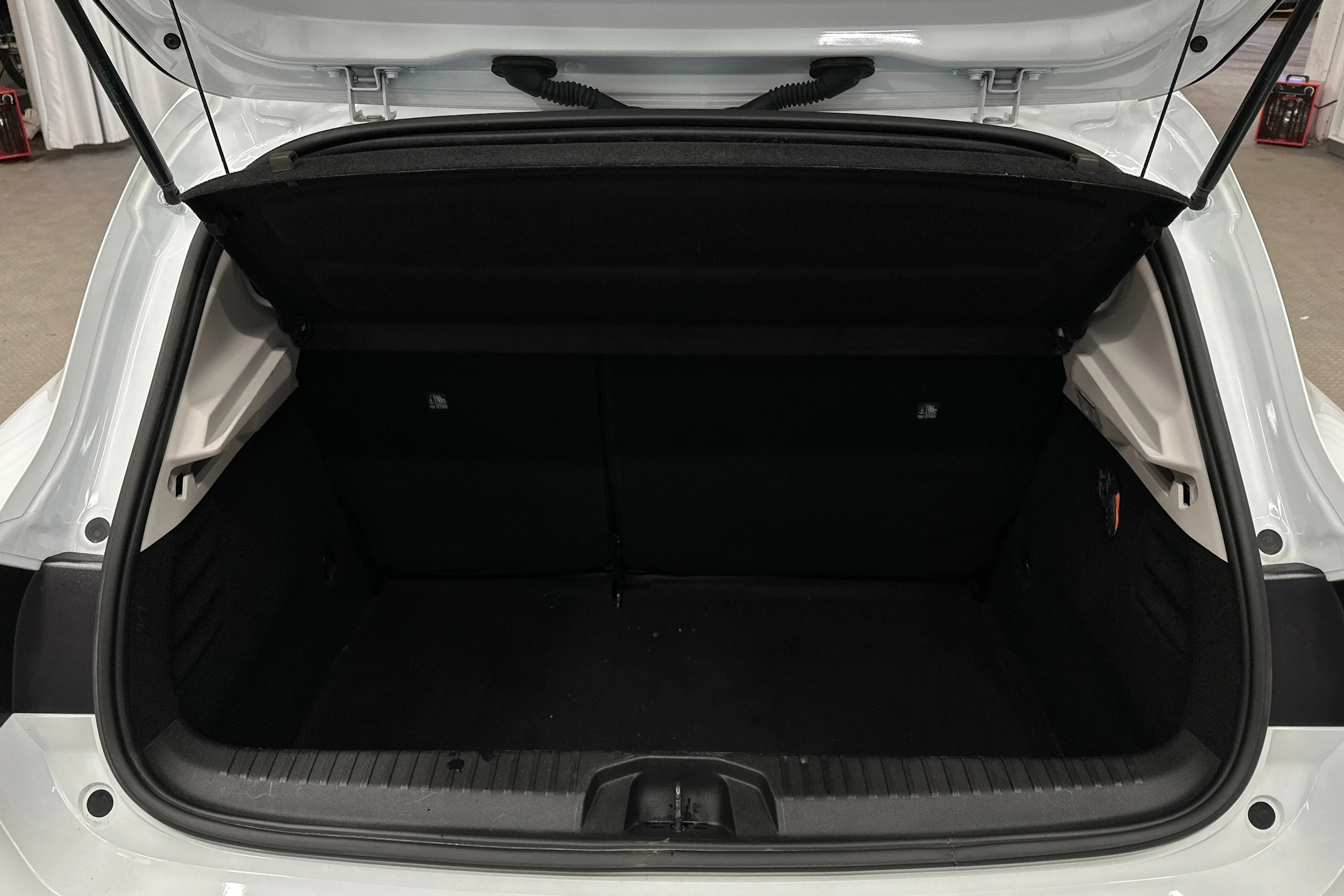 valkoinen Renault Clio 2020 kuva 11.