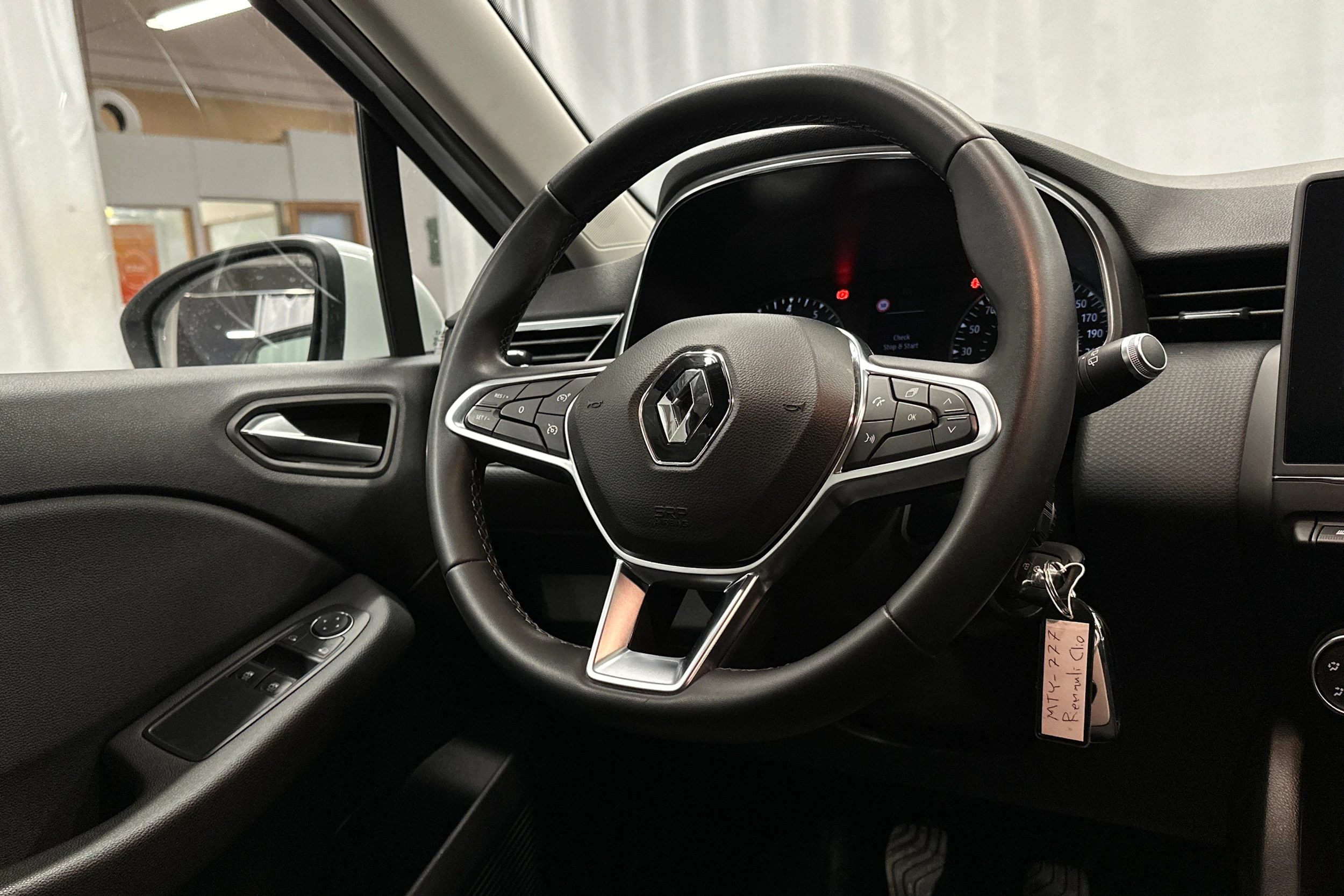 valkoinen Renault Clio 2020 kuva 13.