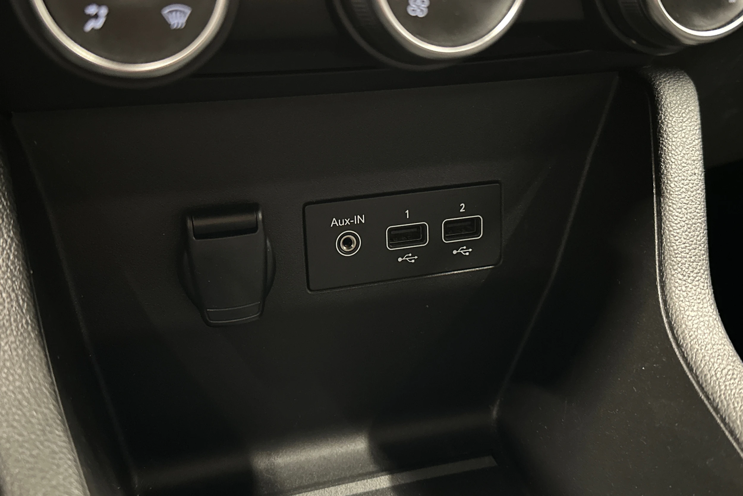 valkoinen Renault Clio 2020 kuva 24.