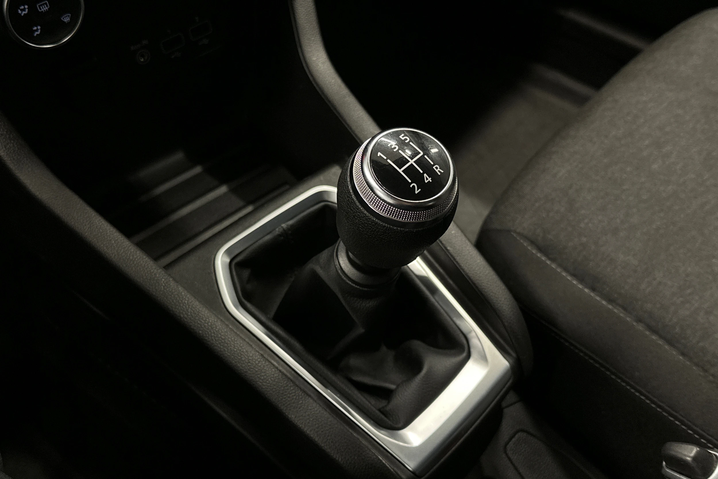 valkoinen Renault Clio 2020 kuva 25.