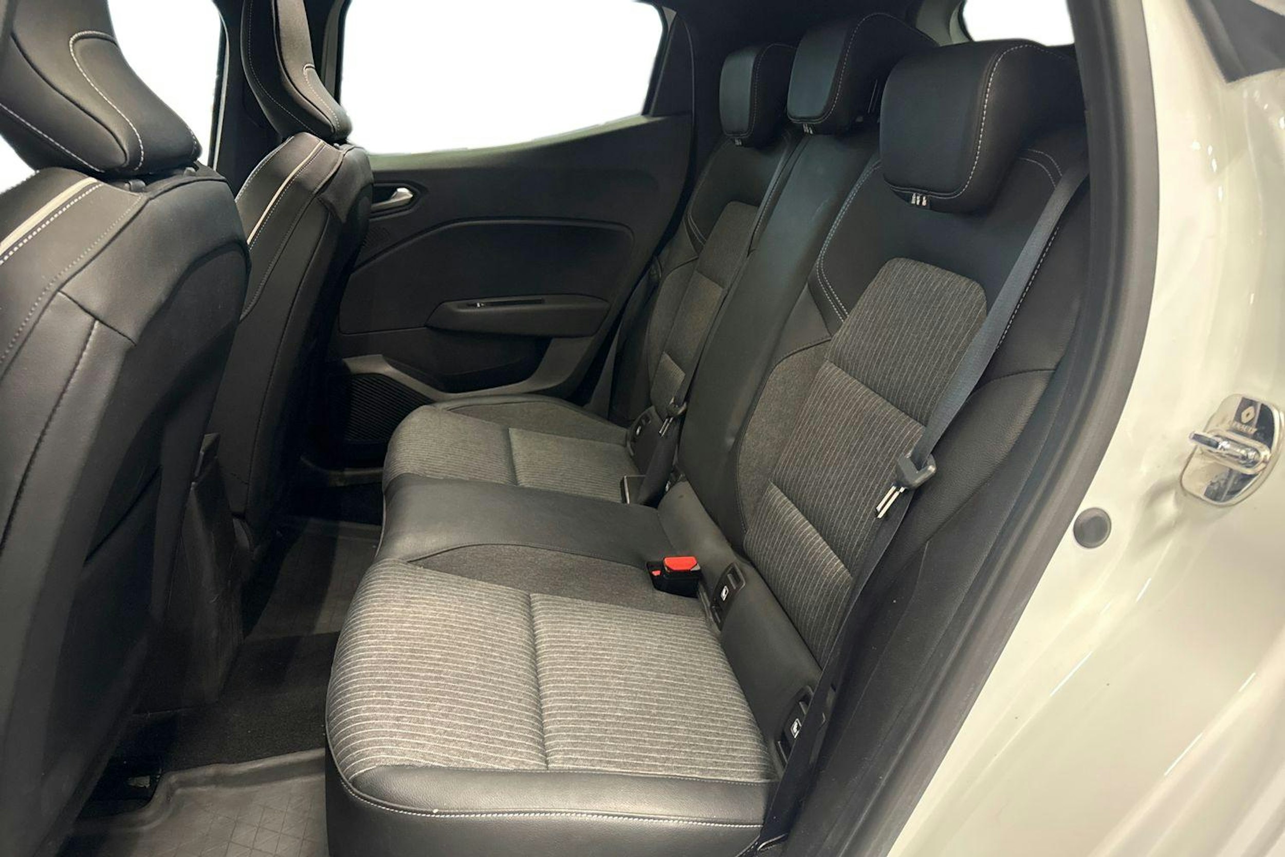 valkoinen Renault Clio 2021 kuva 10.