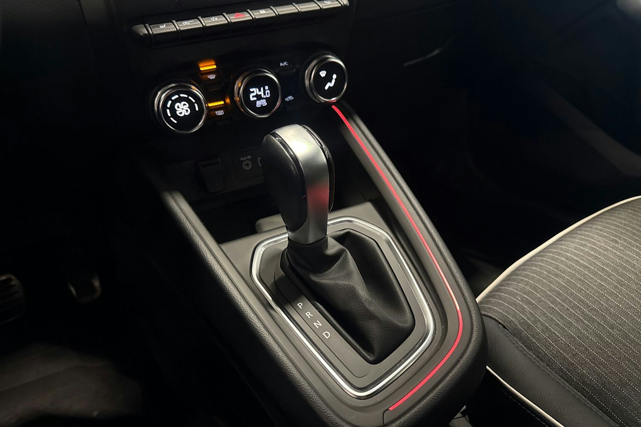 valkoinen Renault Clio 2021 kuva 19.