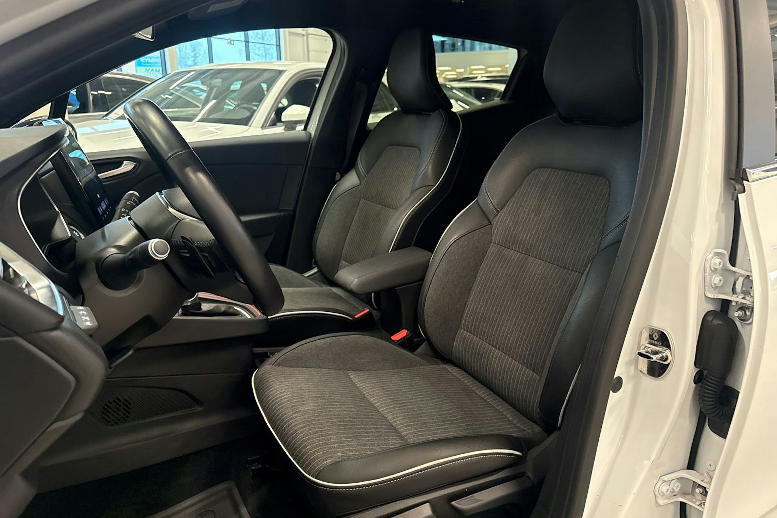 valkoinen Renault Clio 2021 kuva 24.