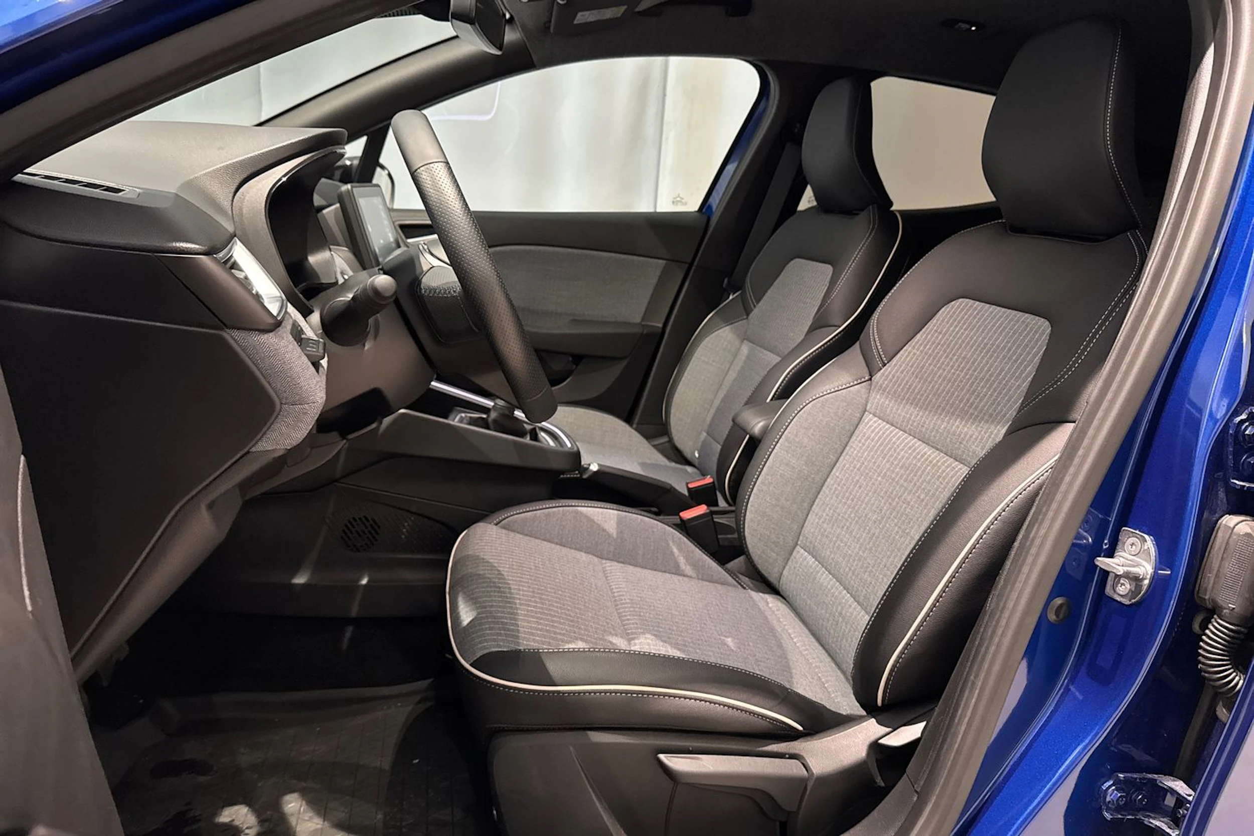 sininen Renault Clio 2024 kuva 17.