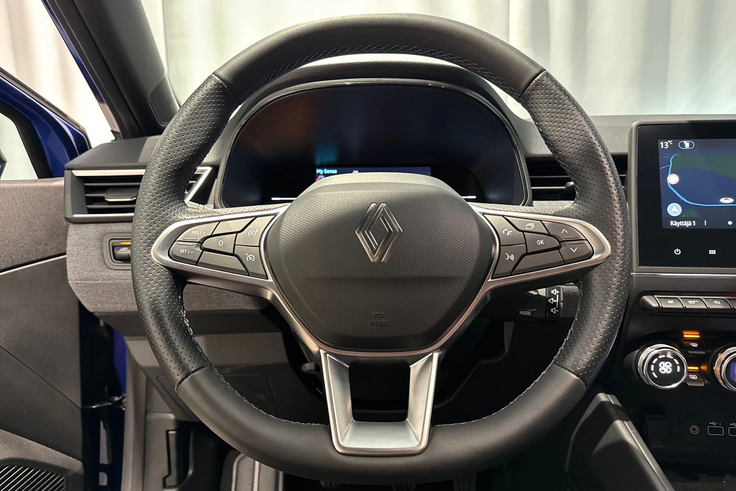 sininen Renault Clio 2024 kuva 18.