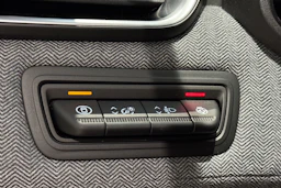 sininen Renault Clio 2024 kuva 19.
