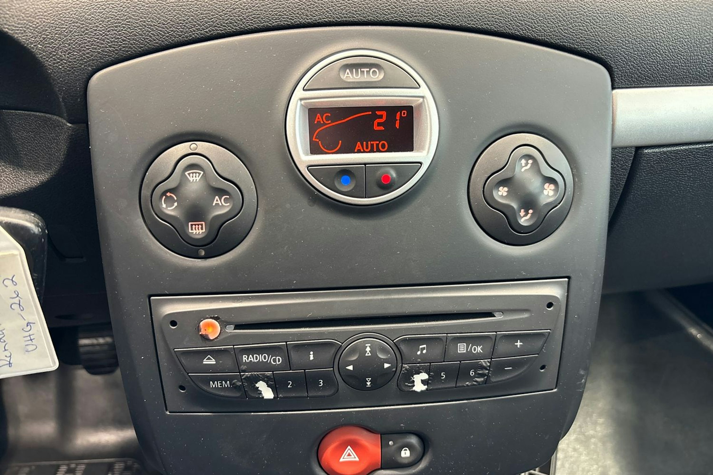 Sininen Renault Clio III 2010 kuva 17.