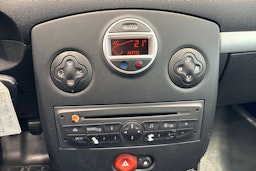 Sininen Renault Clio III 2010 kuva 17.