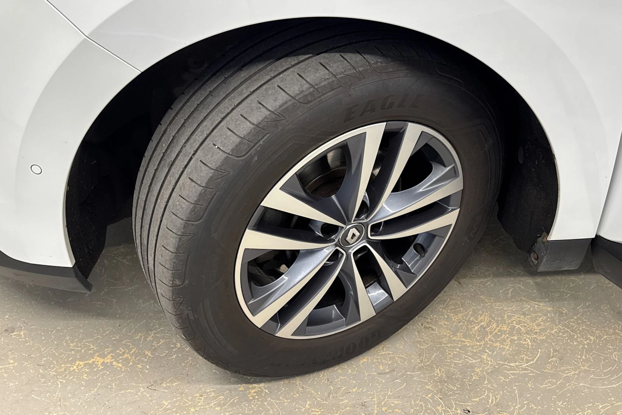 valkoinen Renault Espace 2017 kuva 10.