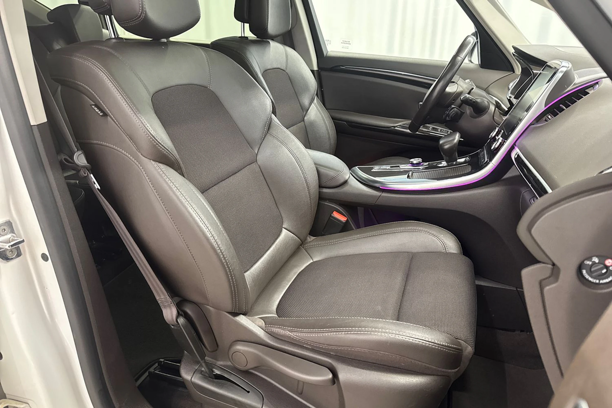valkoinen Renault Espace 2017 kuva 11.