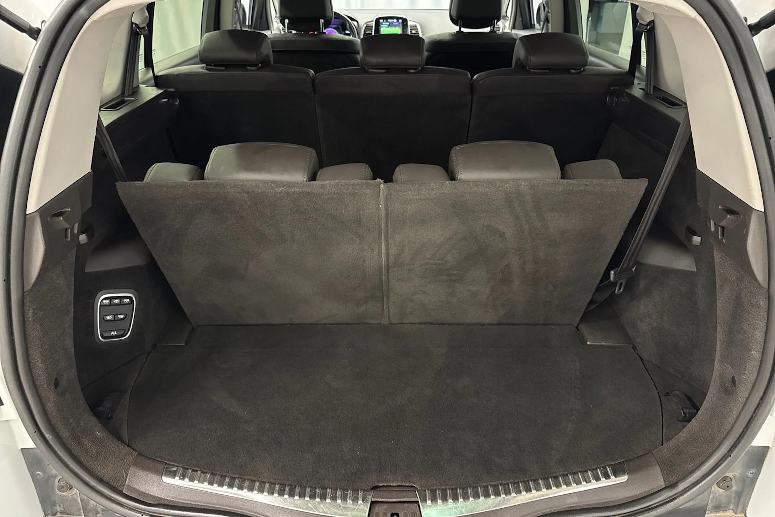 valkoinen Renault Espace 2017 kuva 13.