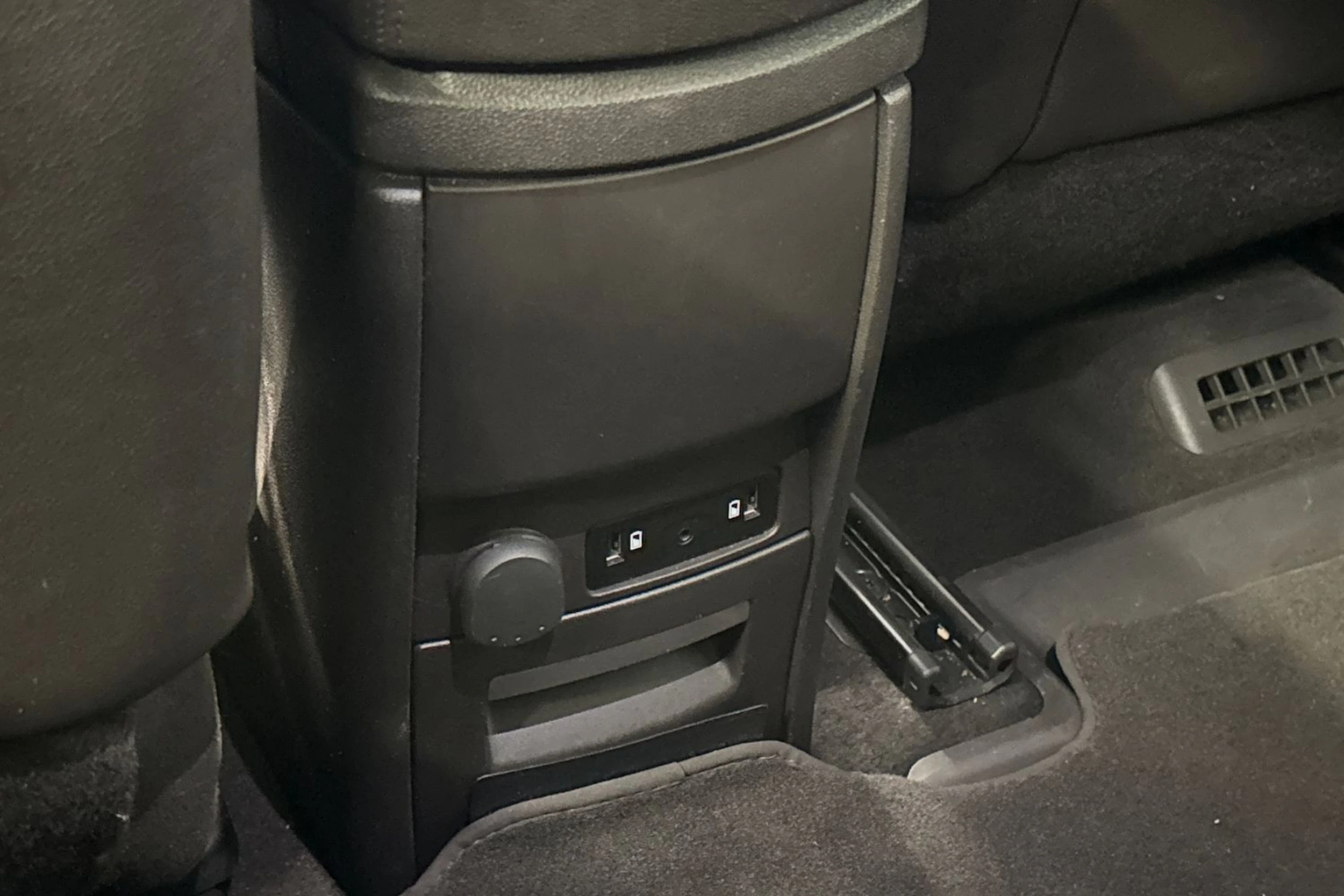valkoinen Renault Espace 2017 kuva 18.