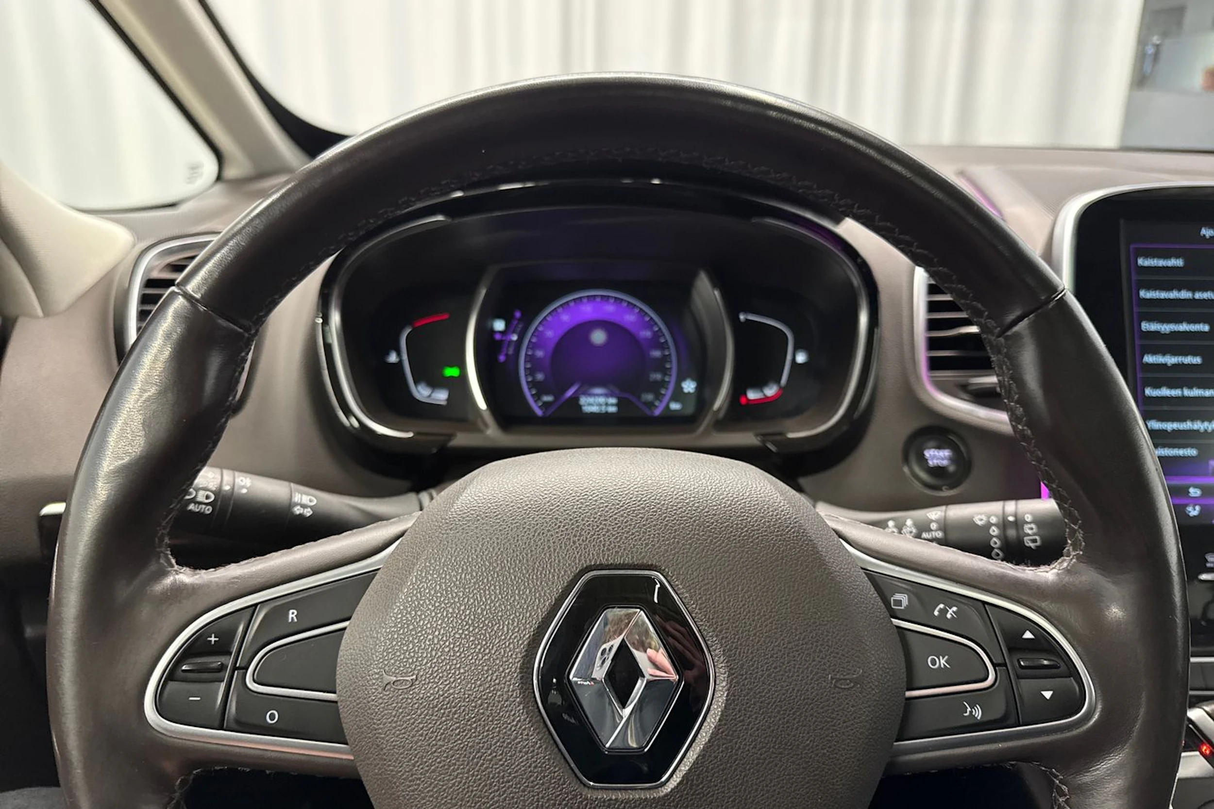 valkoinen Renault Espace 2017 kuva 30.