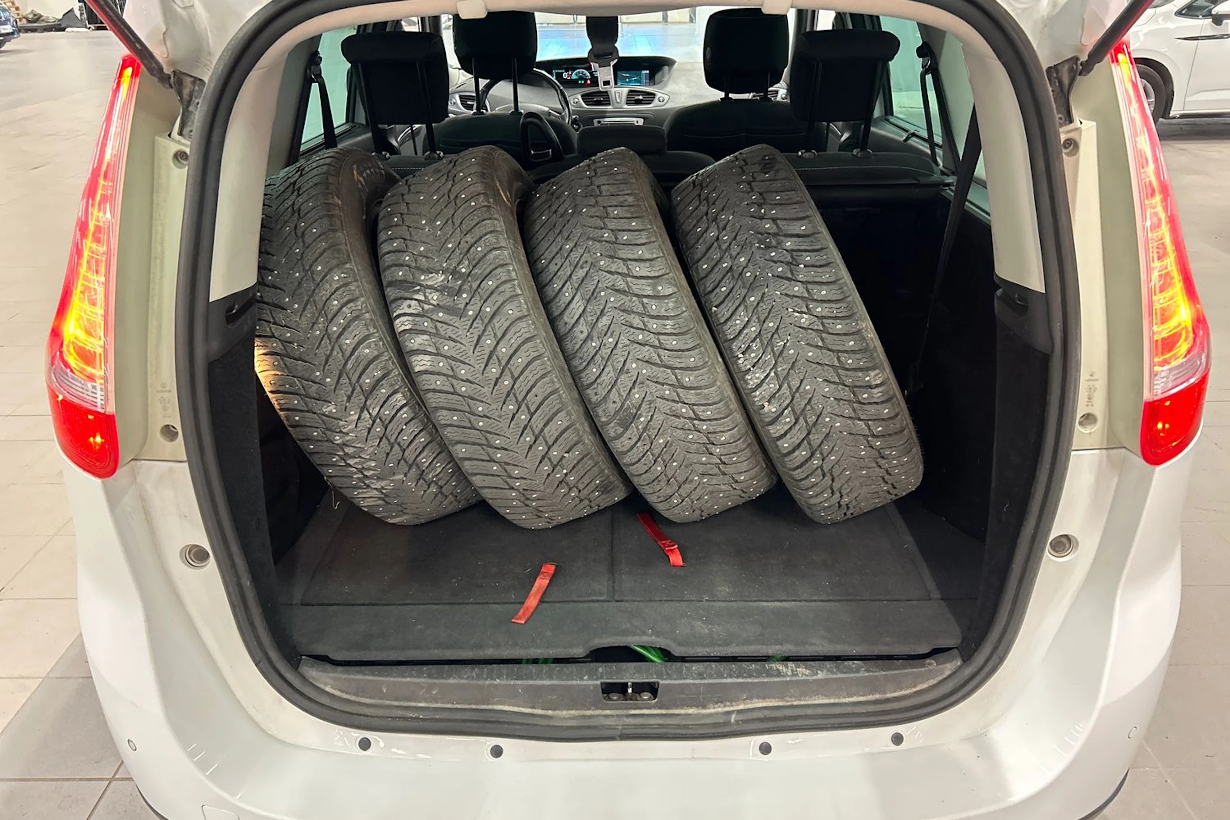 valkoinen Renault Grand Scenic 2016 kuva 13.