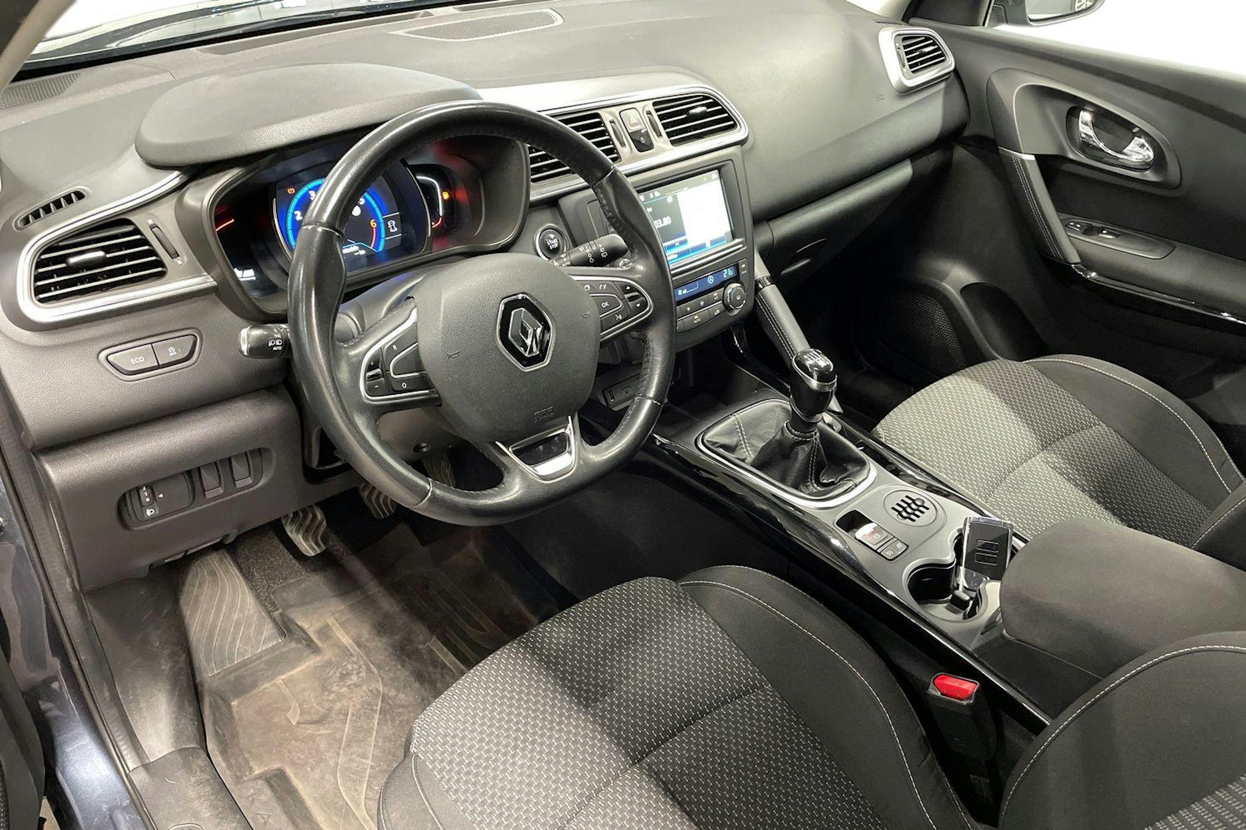 Harmaa Renault Kadjar 2016 kuva 7.
