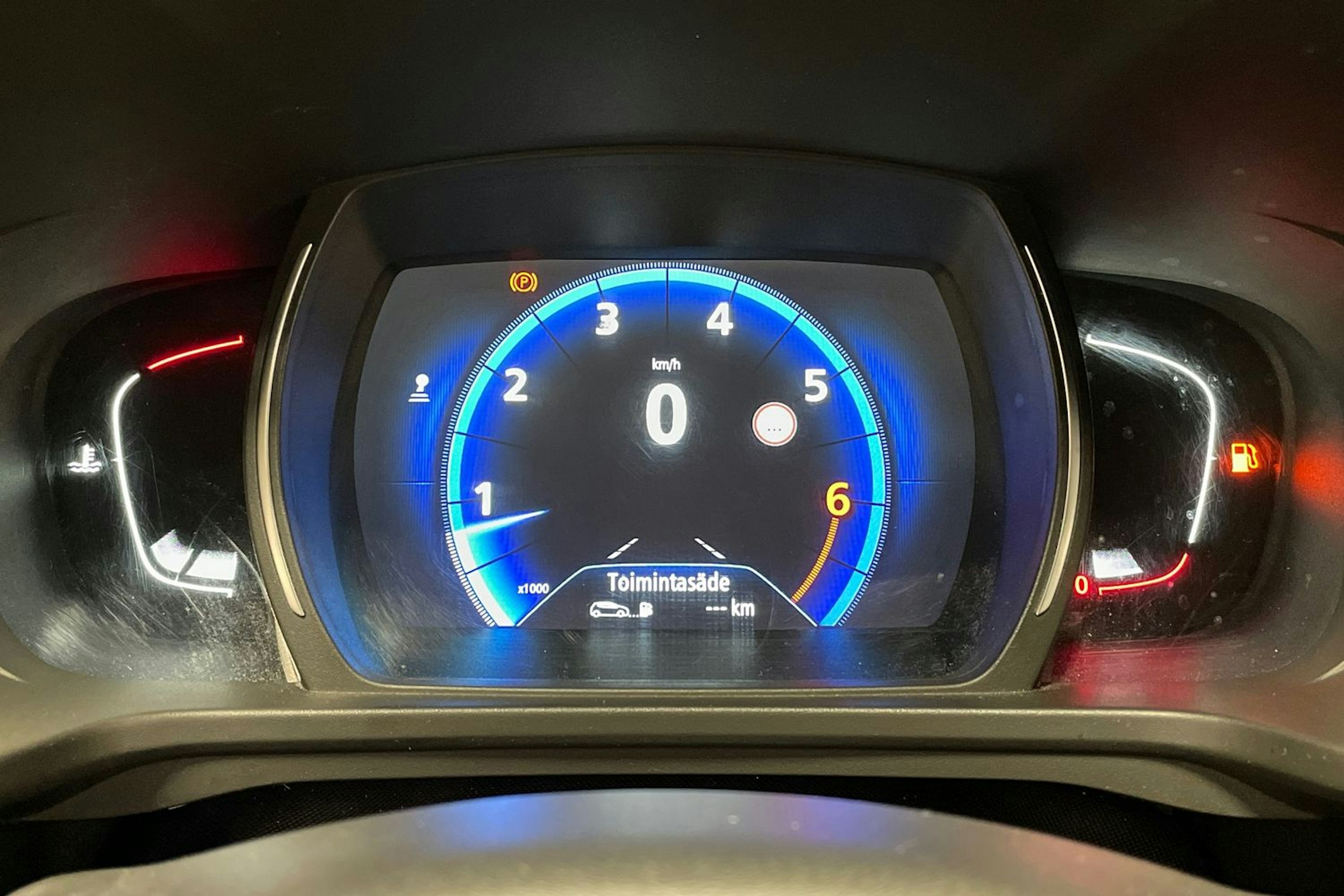 Harmaa Renault Kadjar 2016 kuva 16.