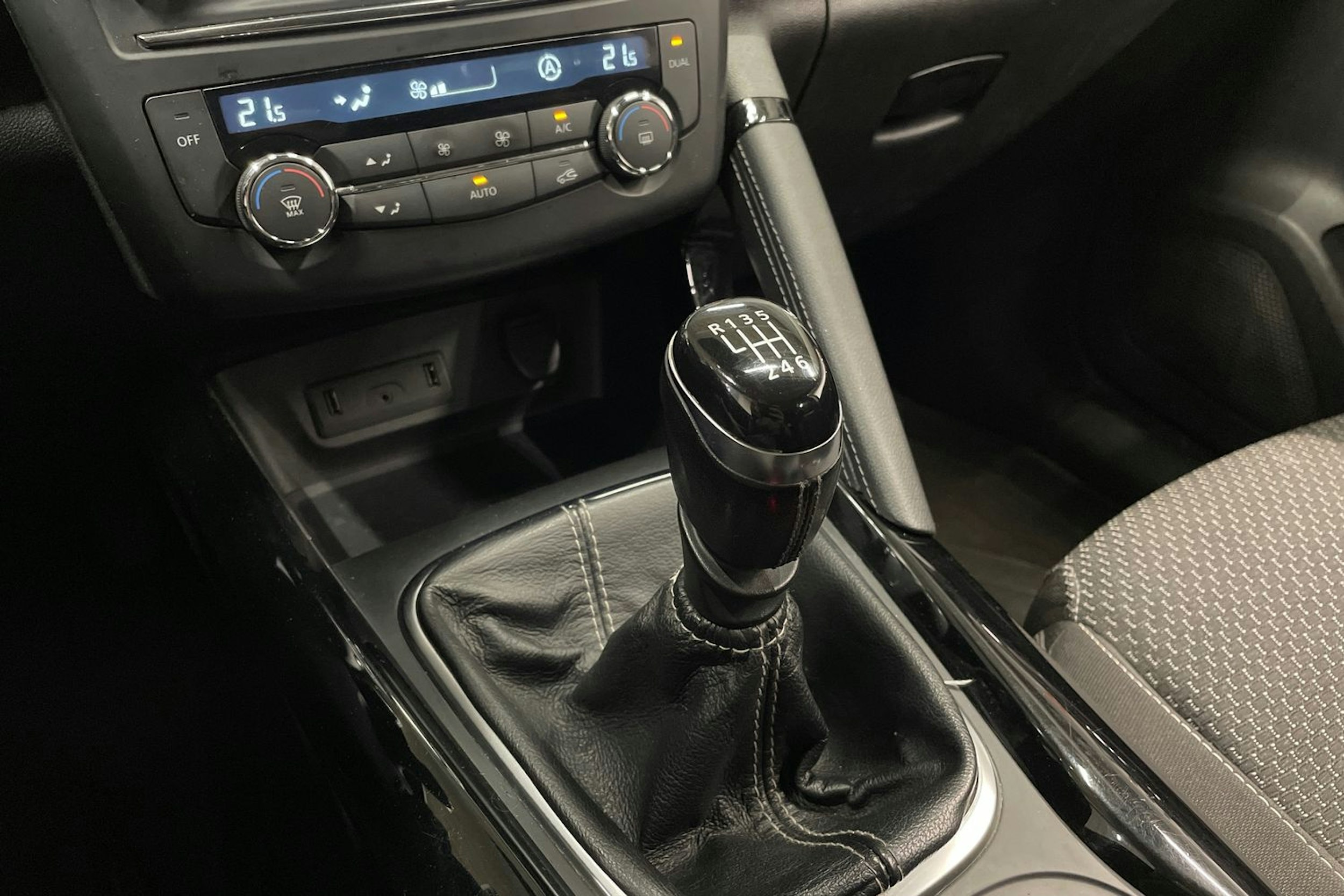Harmaa Renault Kadjar 2016 kuva 23.
