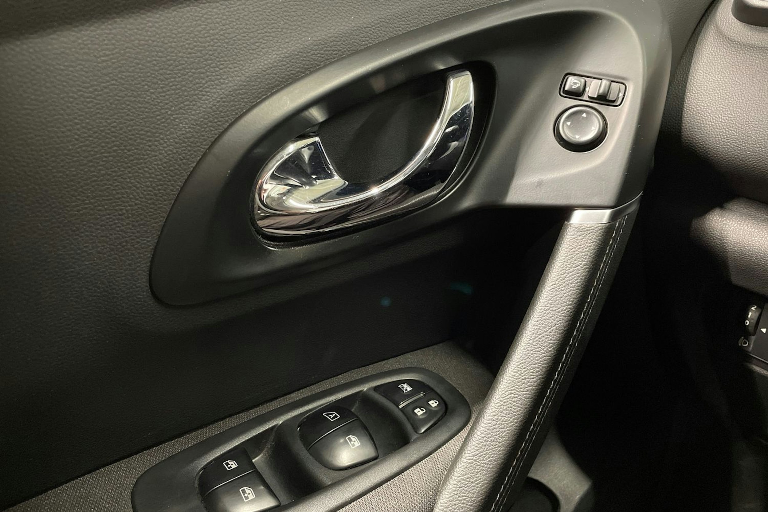 Harmaa Renault Kadjar 2016 kuva 29.