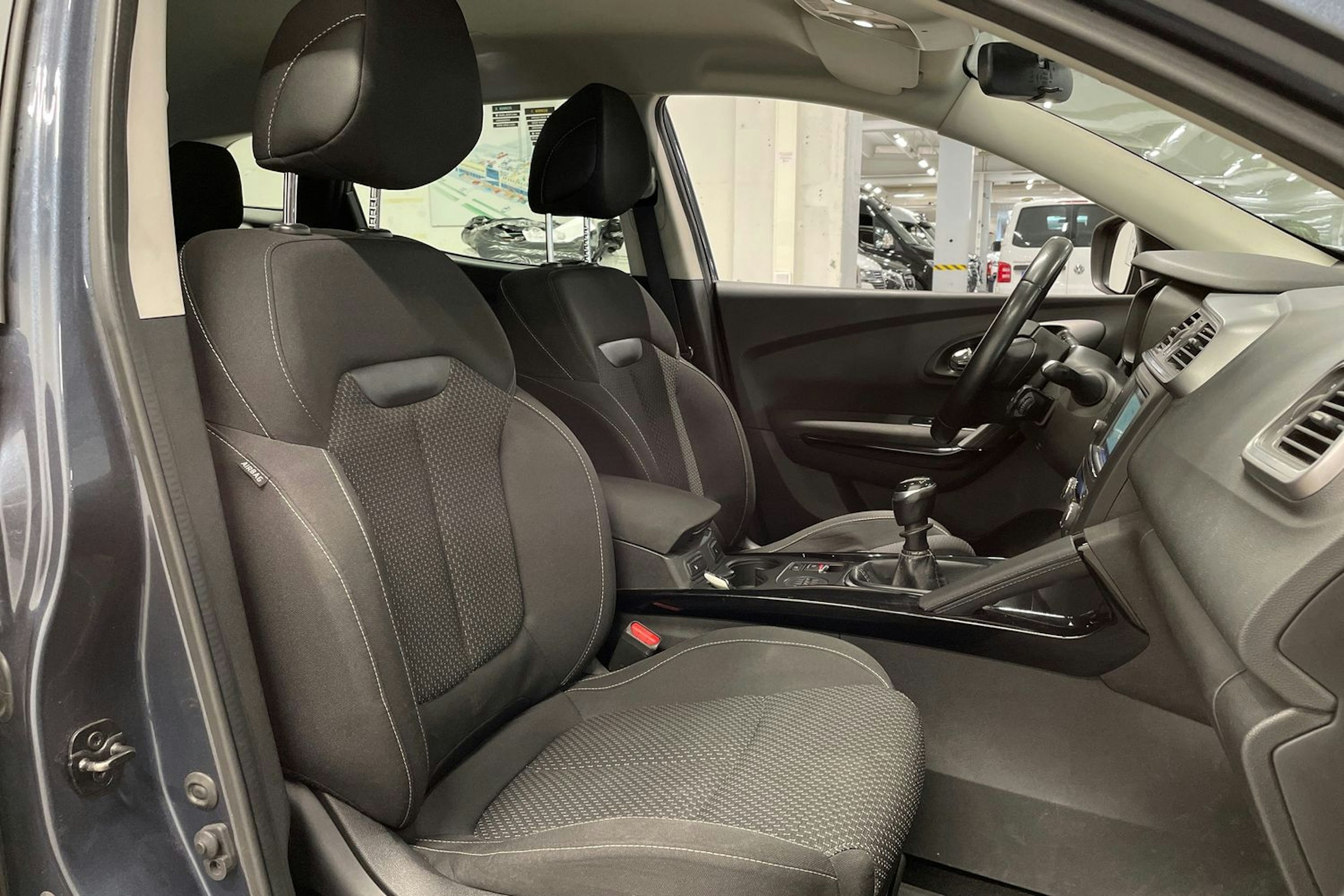 Harmaa Renault Kadjar 2016 kuva 31.