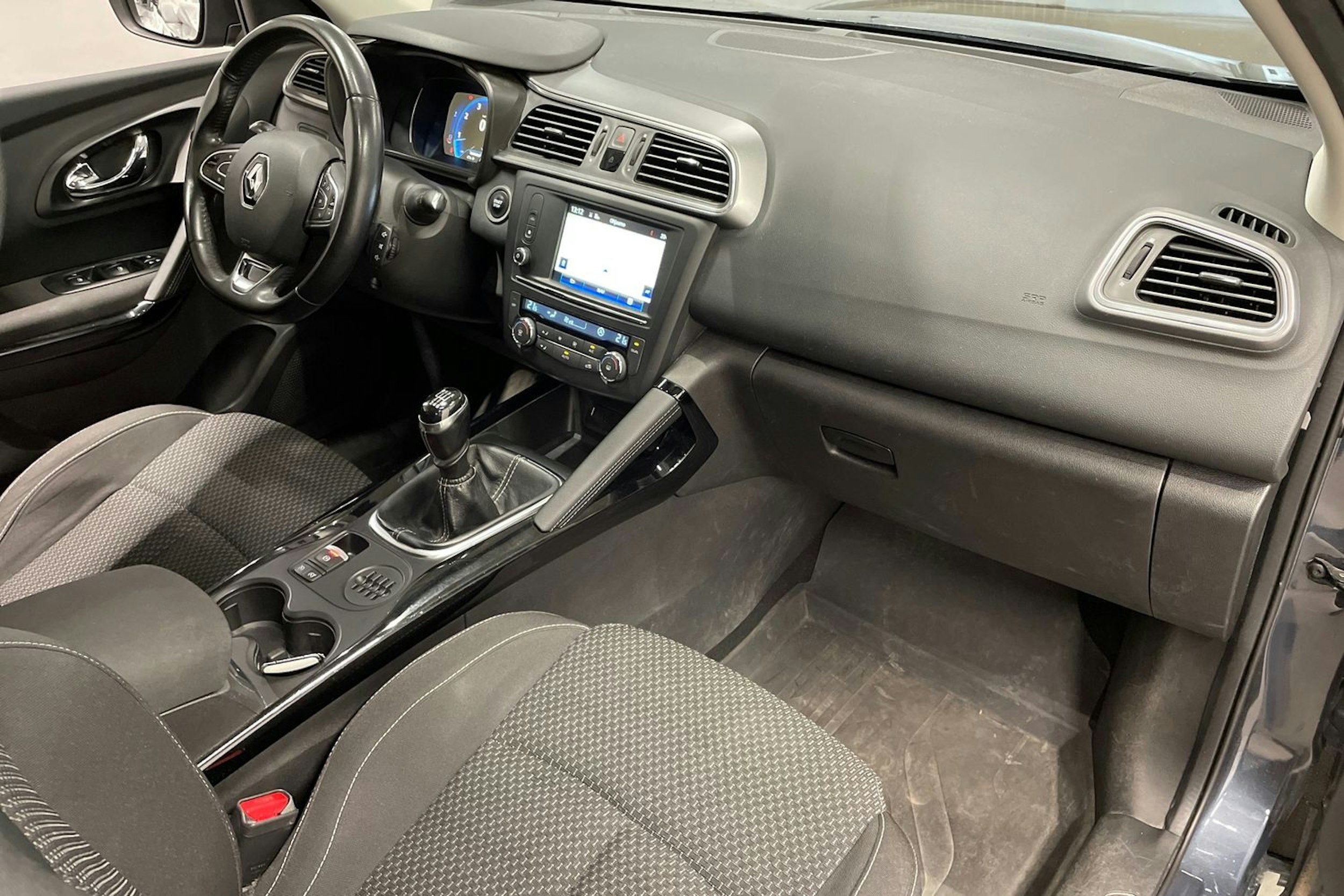 Harmaa Renault Kadjar 2016 kuva 32.