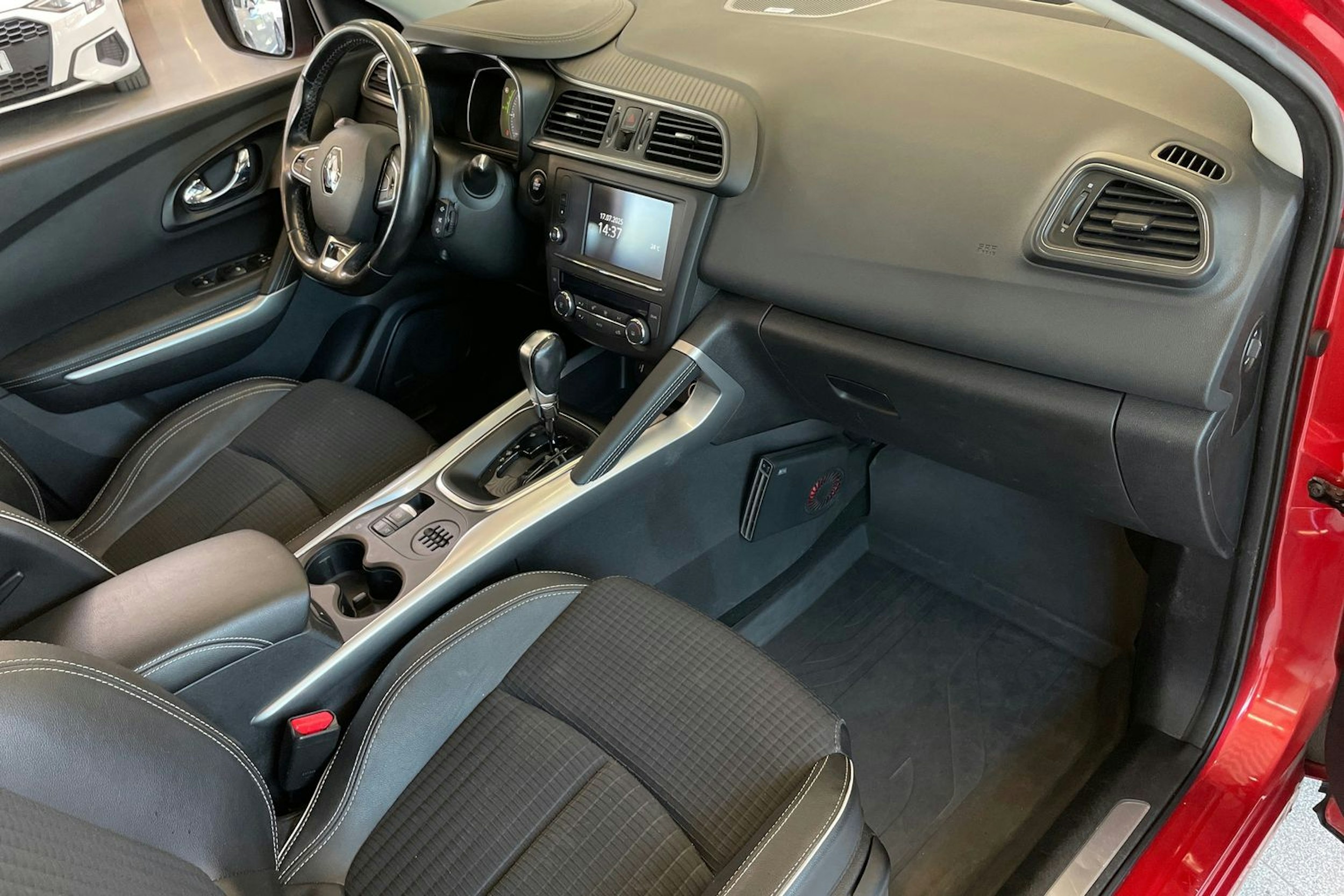 Punainen Renault Kadjar 2017 kuva 25.