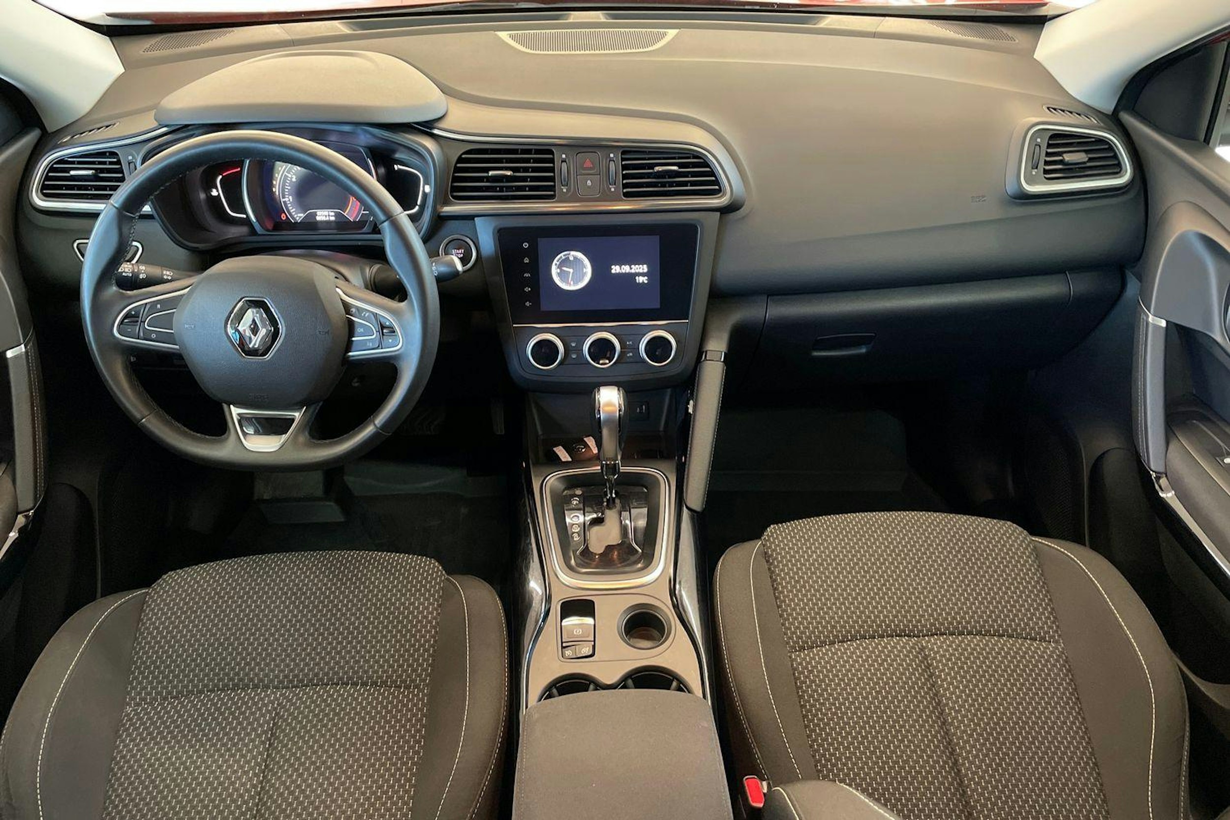 punainen Renault Kadjar 2019 kuva 9.