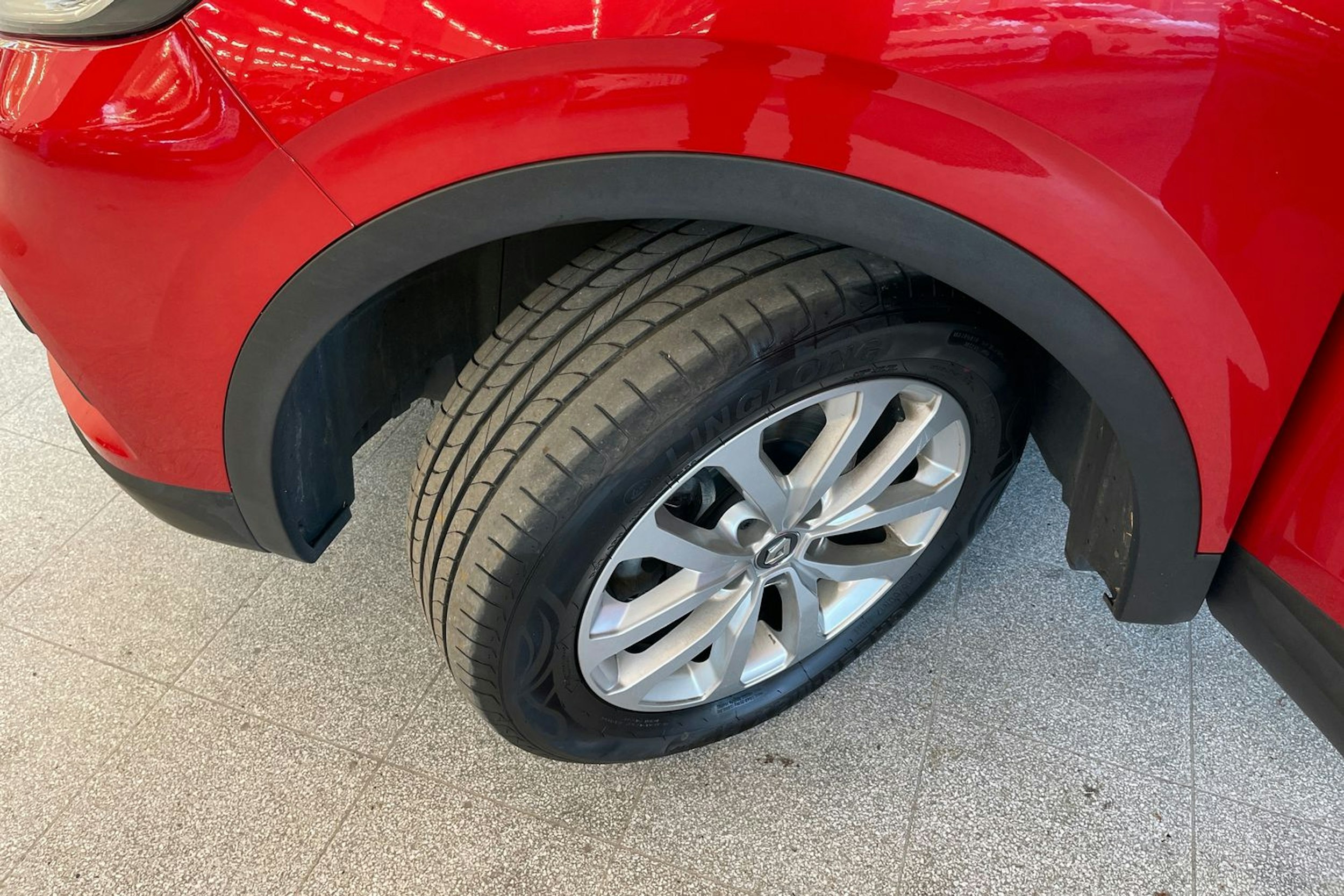 punainen Renault Kadjar 2019 kuva 13.