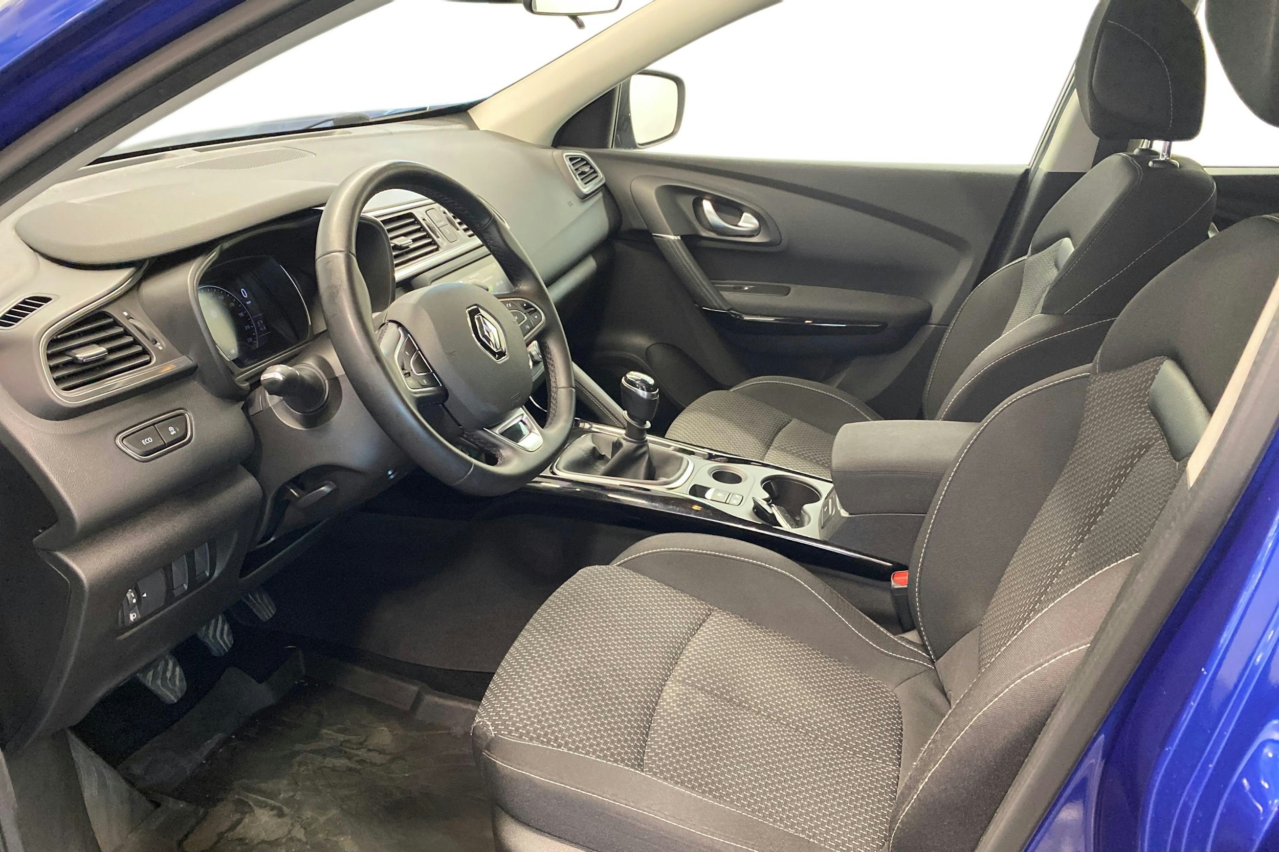 sininen Renault Kadjar 2020 kuva 7.