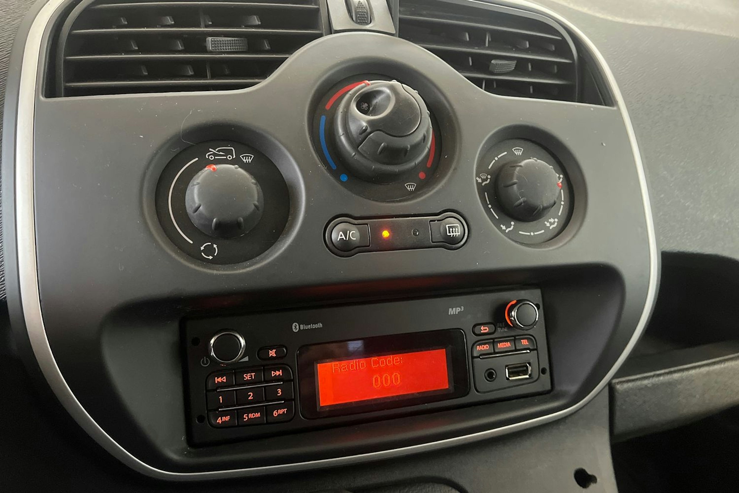 valkoinen Renault Kangoo 2016 kuva 20.