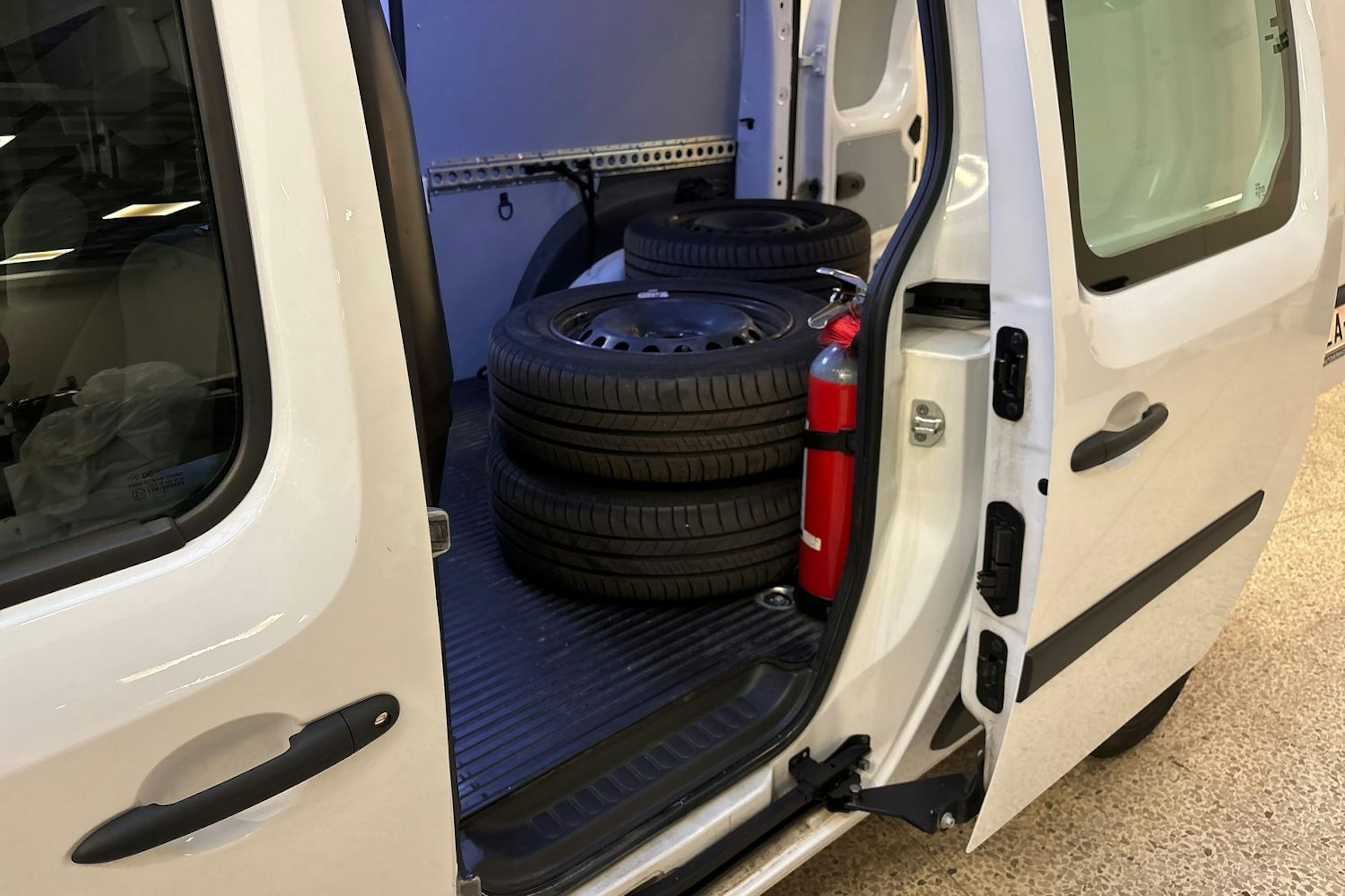 Valkoinen Renault Kangoo 2018 kuva 15.