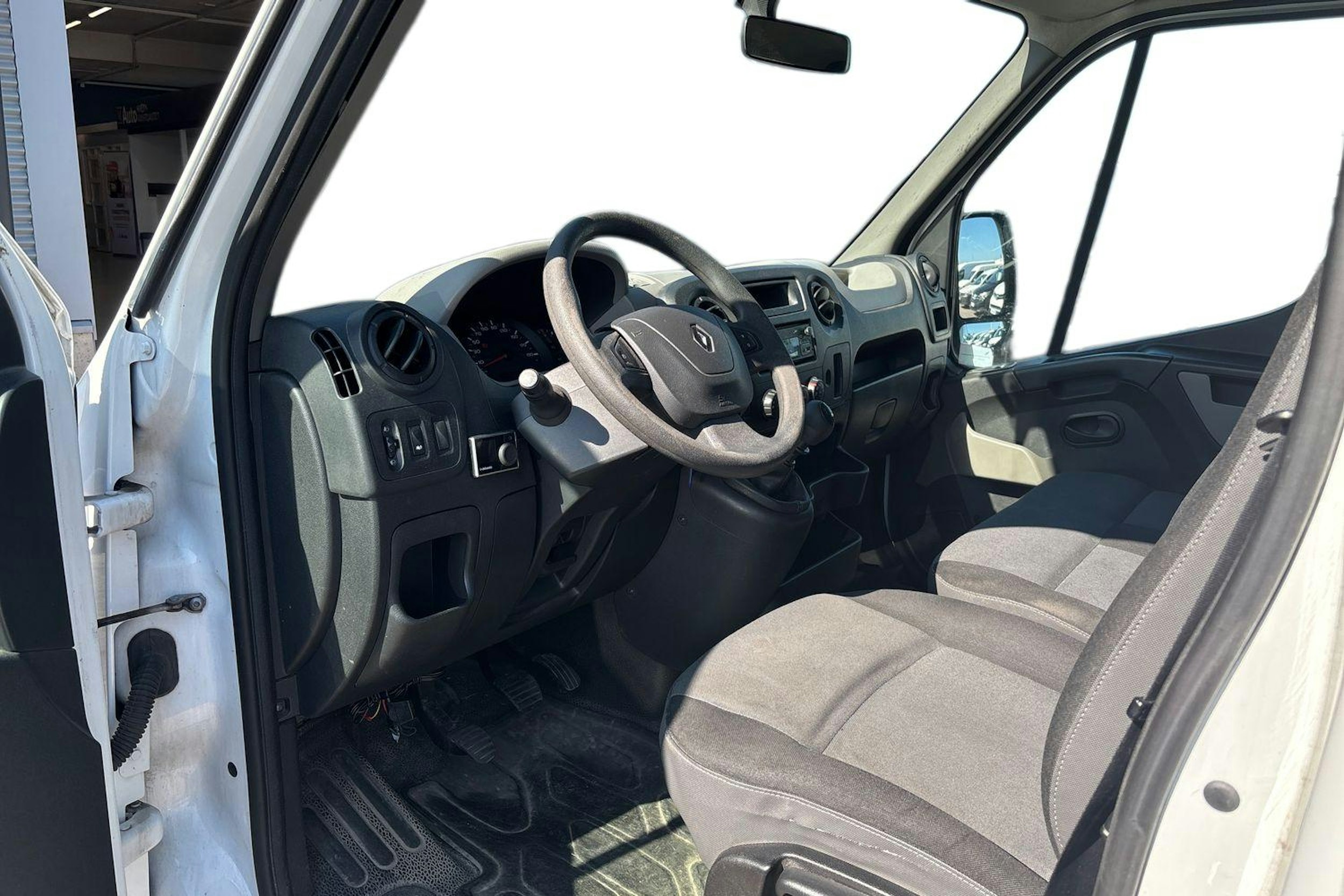 valkoinen Renault Master 2016 kuva 3.