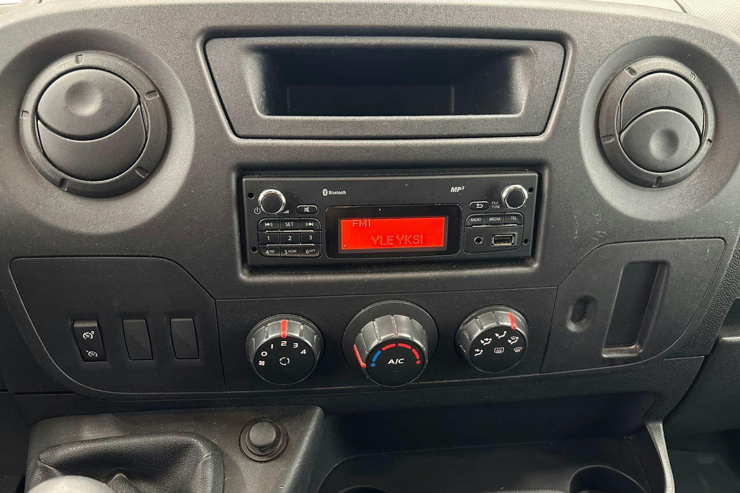 valkoinen Renault Master 2016 kuva 7.